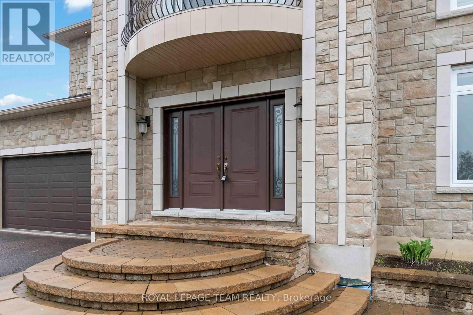 215 STEVENSON CRESCENT Image 2
