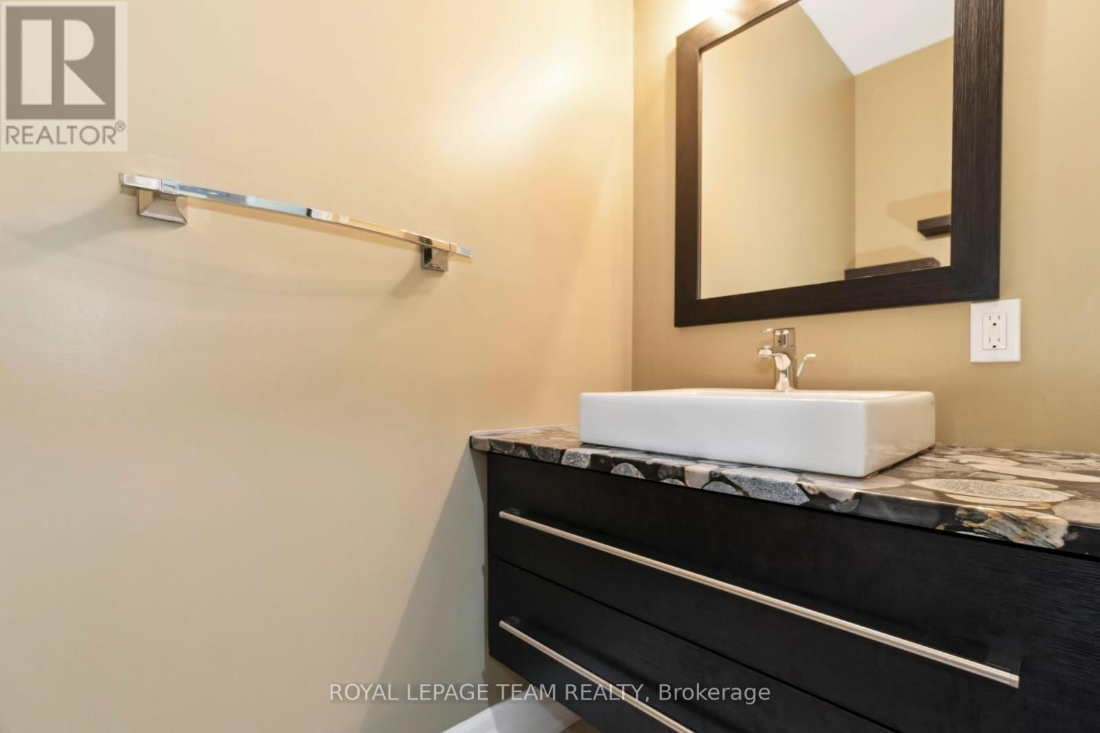 215 STEVENSON CRESCENT Image 21