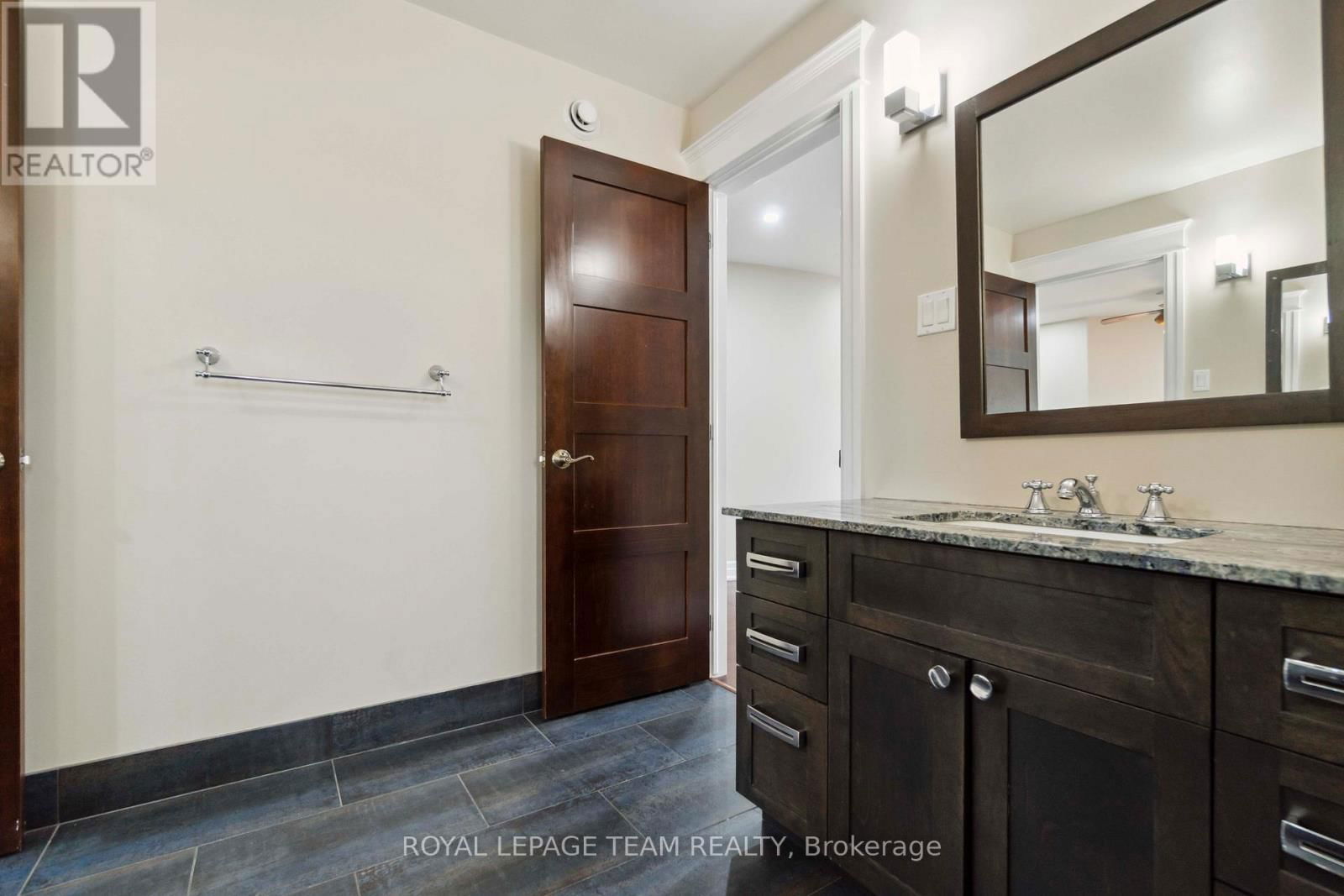 215 STEVENSON CRESCENT Image 22