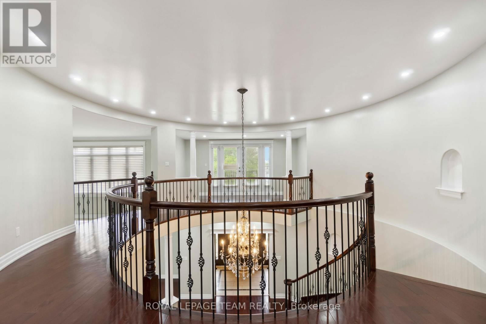 215 STEVENSON CRESCENT Image 24