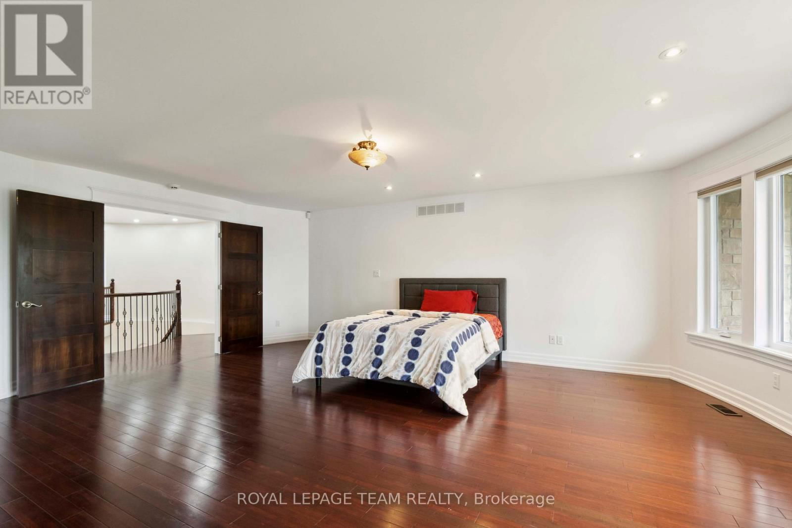 215 STEVENSON CRESCENT Image 26