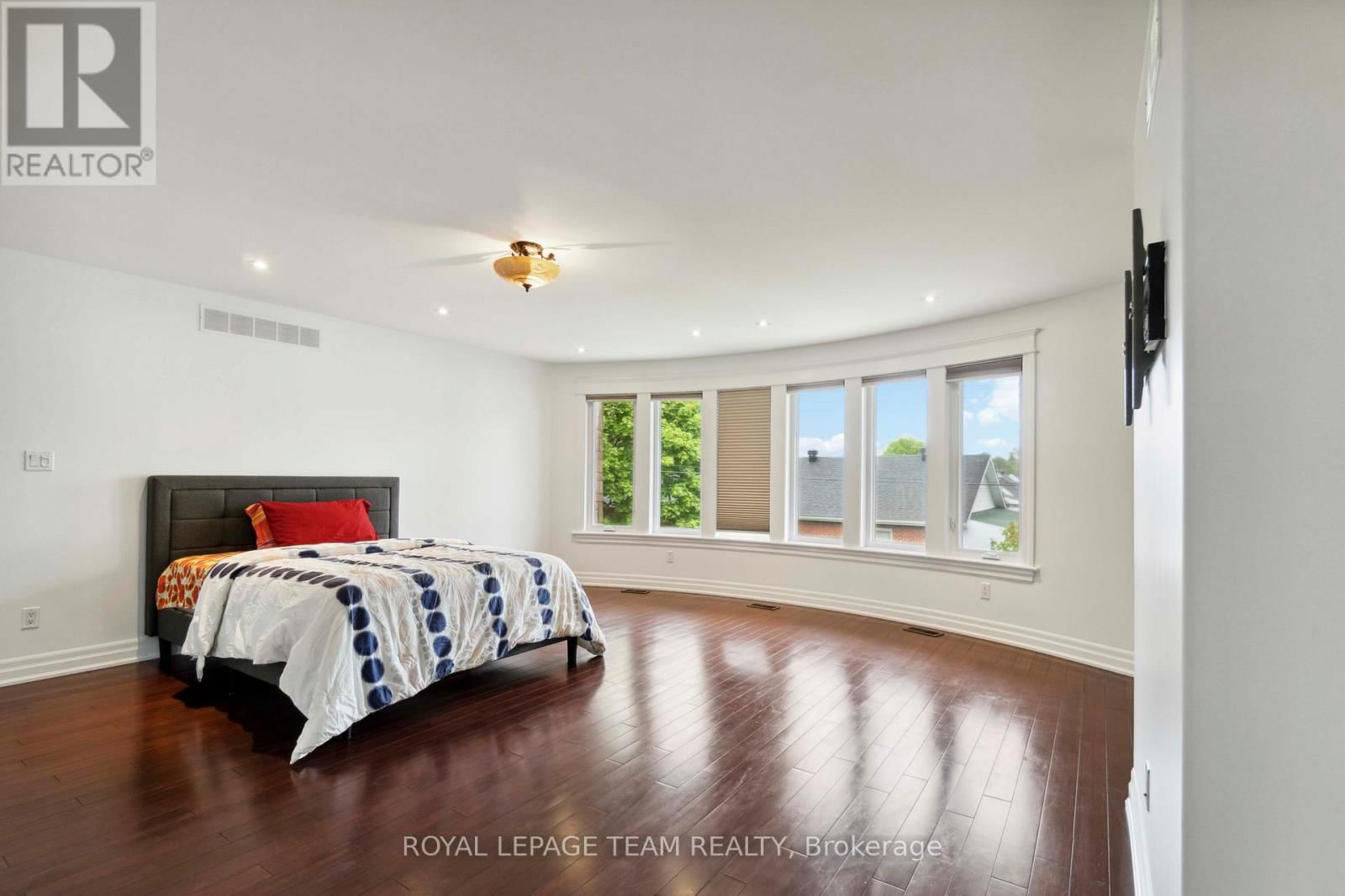 215 STEVENSON CRESCENT Image 27