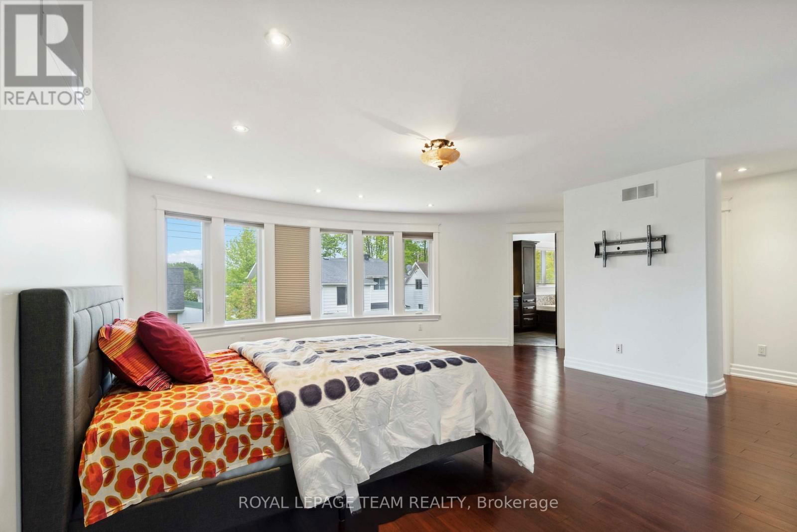 215 STEVENSON CRESCENT Image 28