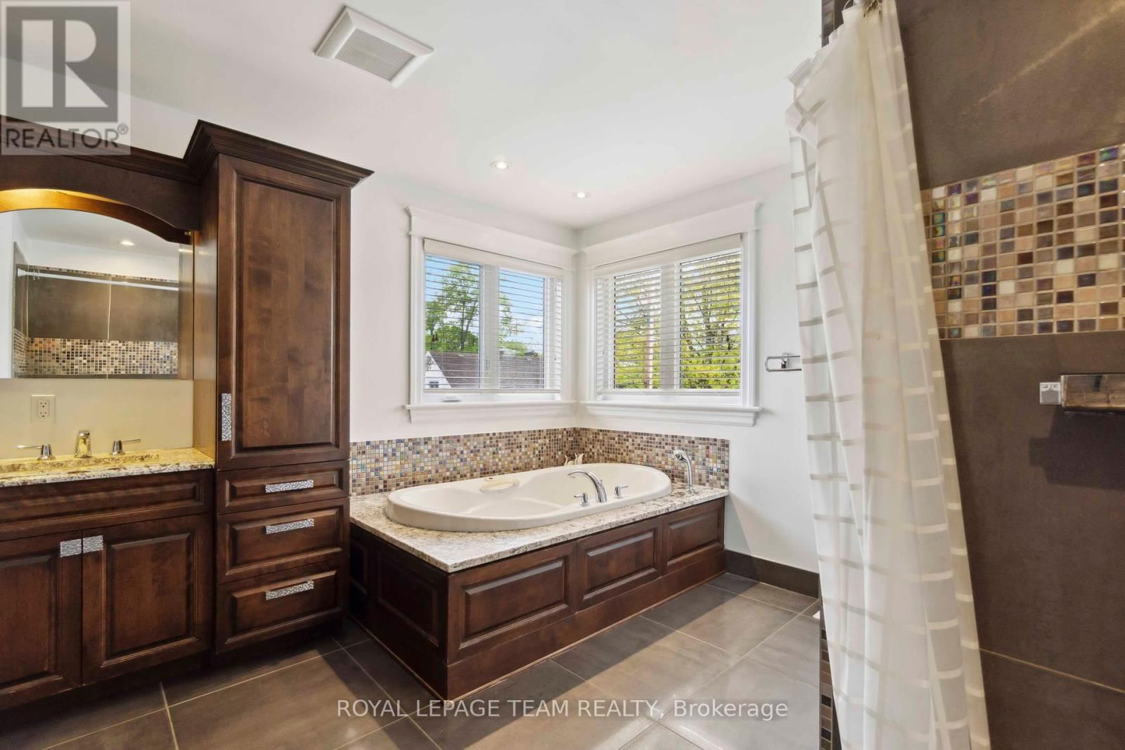 215 STEVENSON CRESCENT Image 31