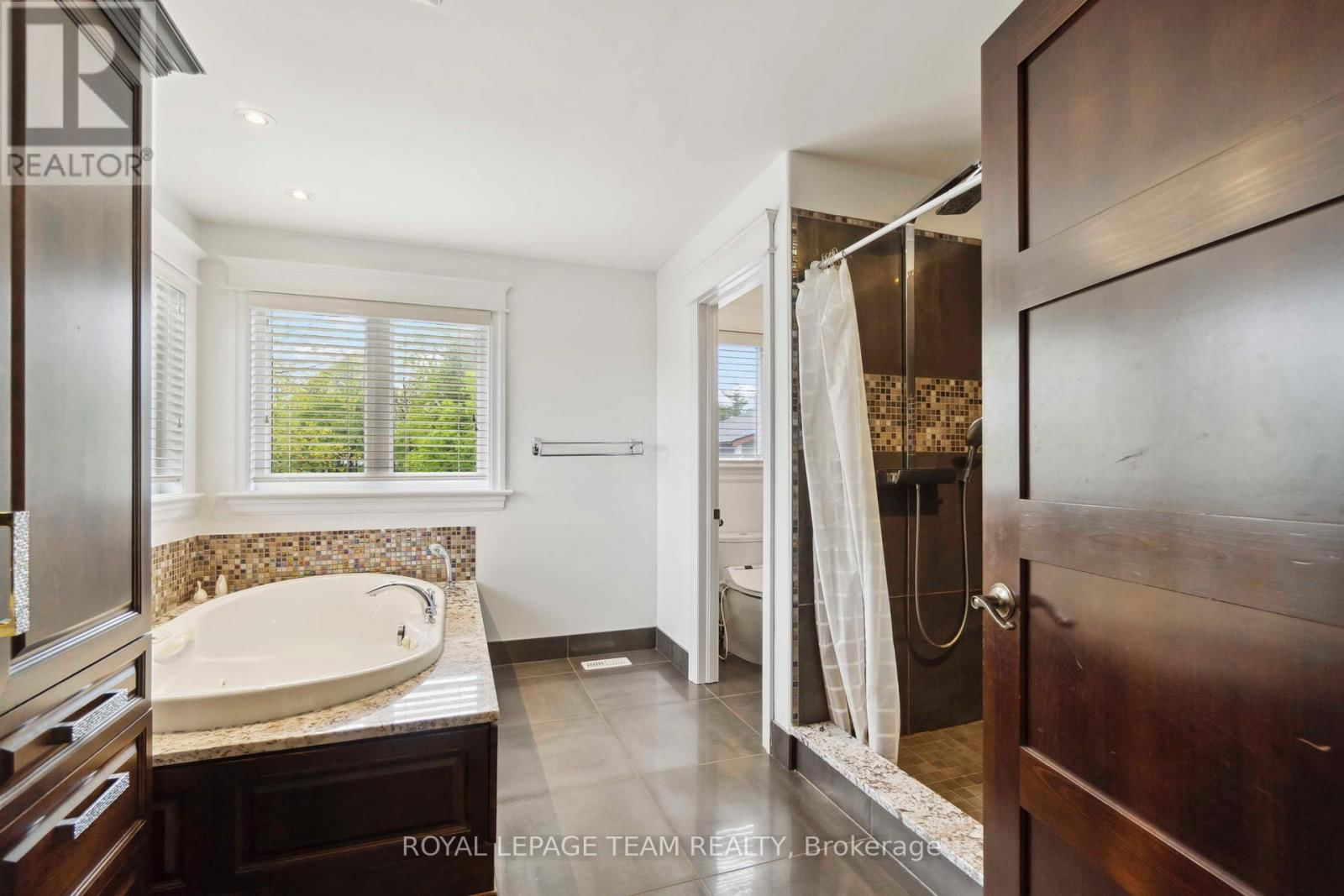 215 STEVENSON CRESCENT Image 32