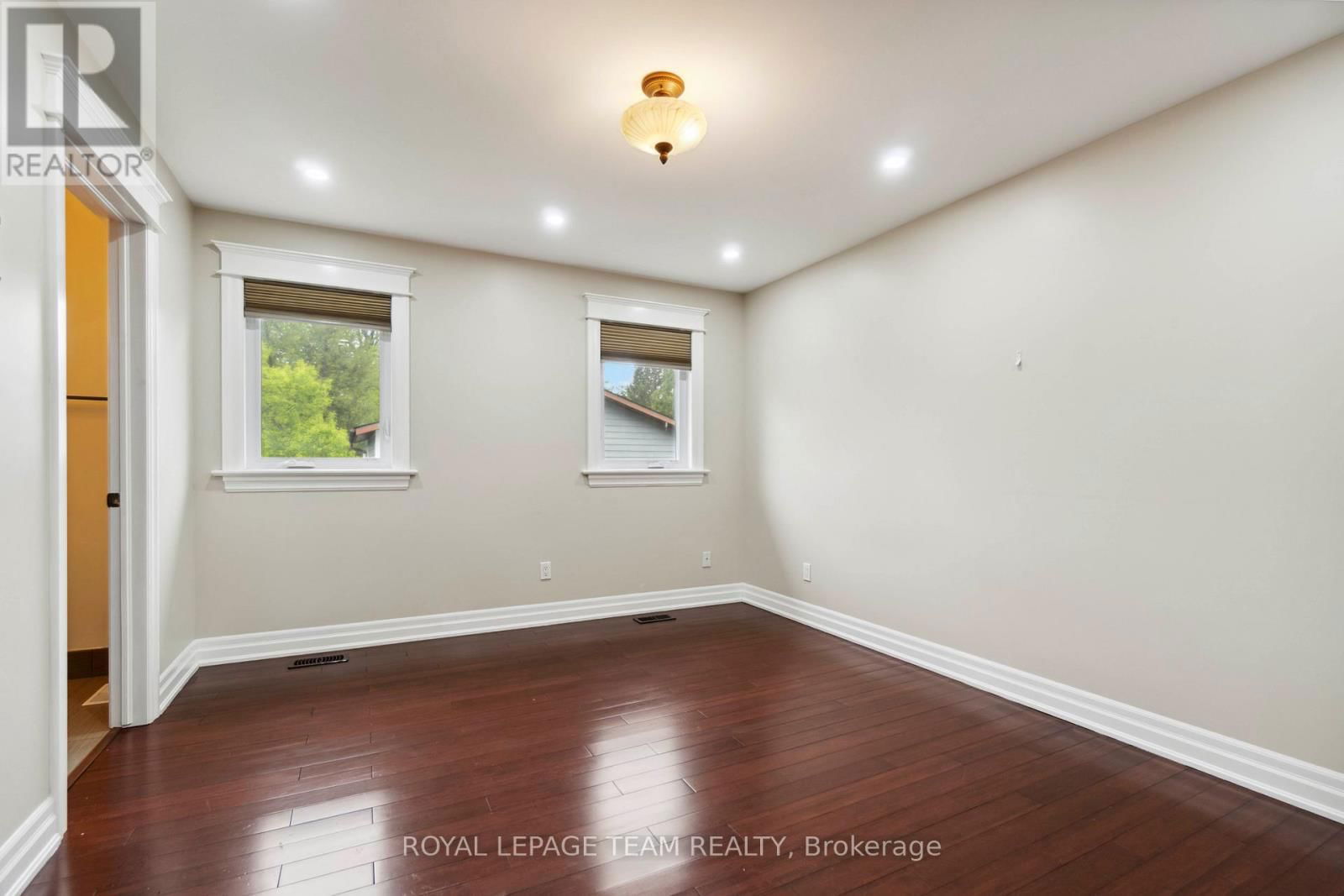 215 STEVENSON CRESCENT Image 33
