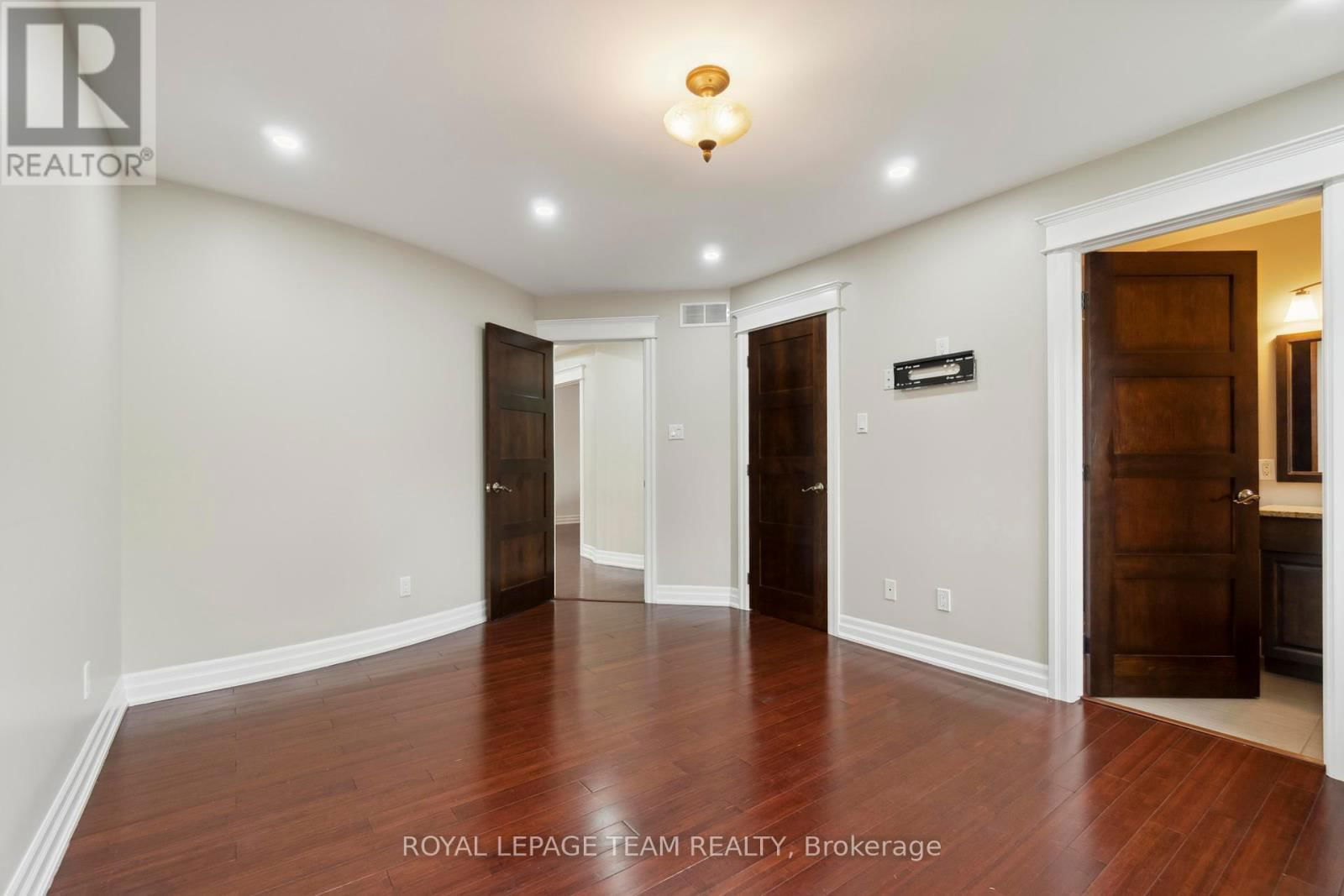 215 STEVENSON CRESCENT Image 34