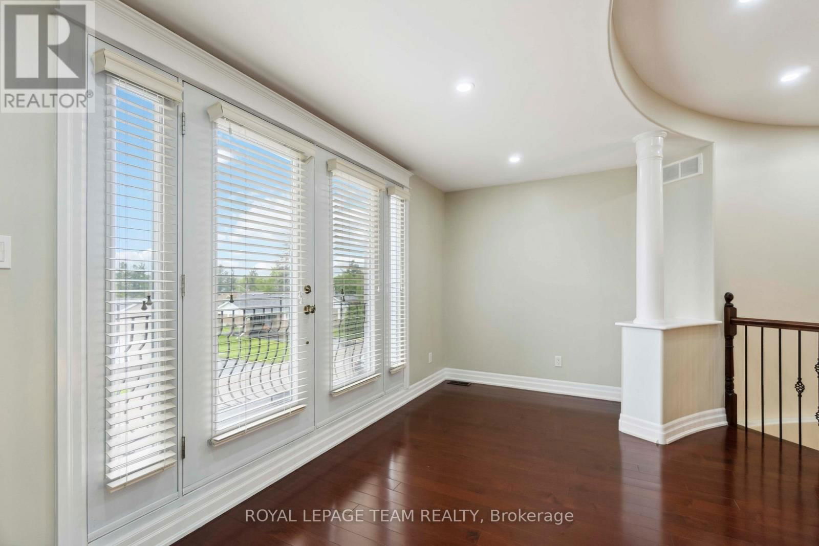 215 STEVENSON CRESCENT Image 37