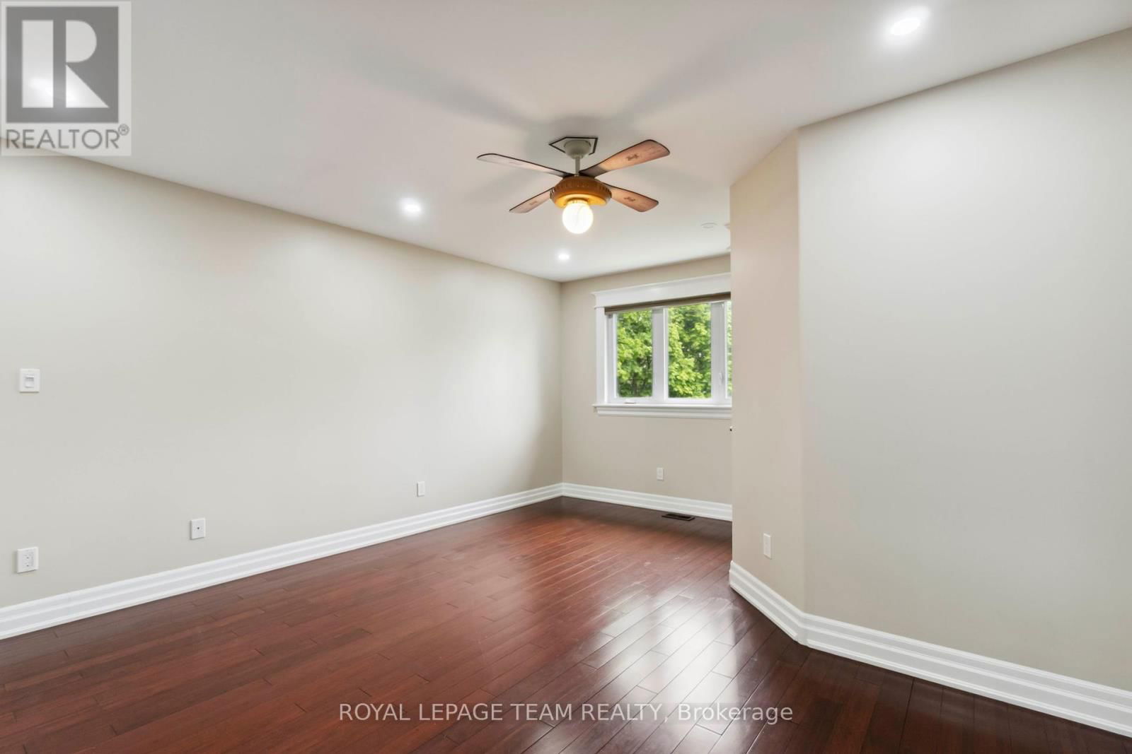 215 STEVENSON CRESCENT Image 40