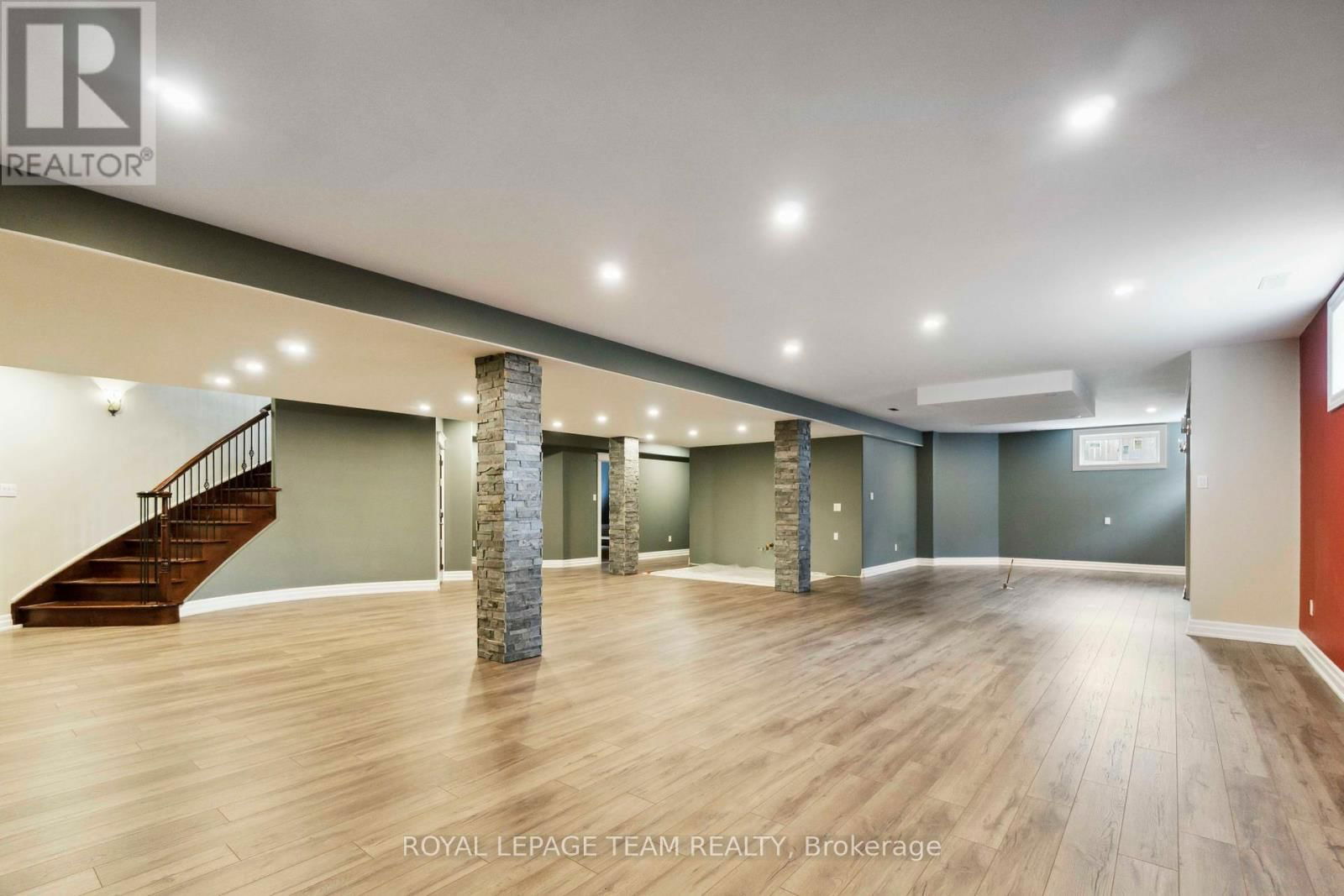 215 STEVENSON CRESCENT Image 41