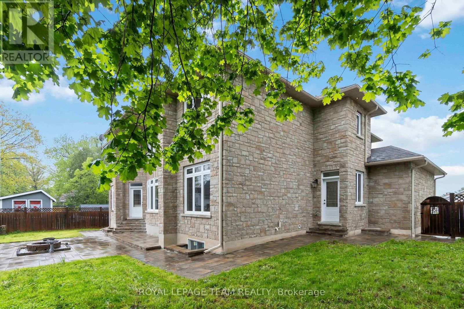 215 STEVENSON CRESCENT Image 47