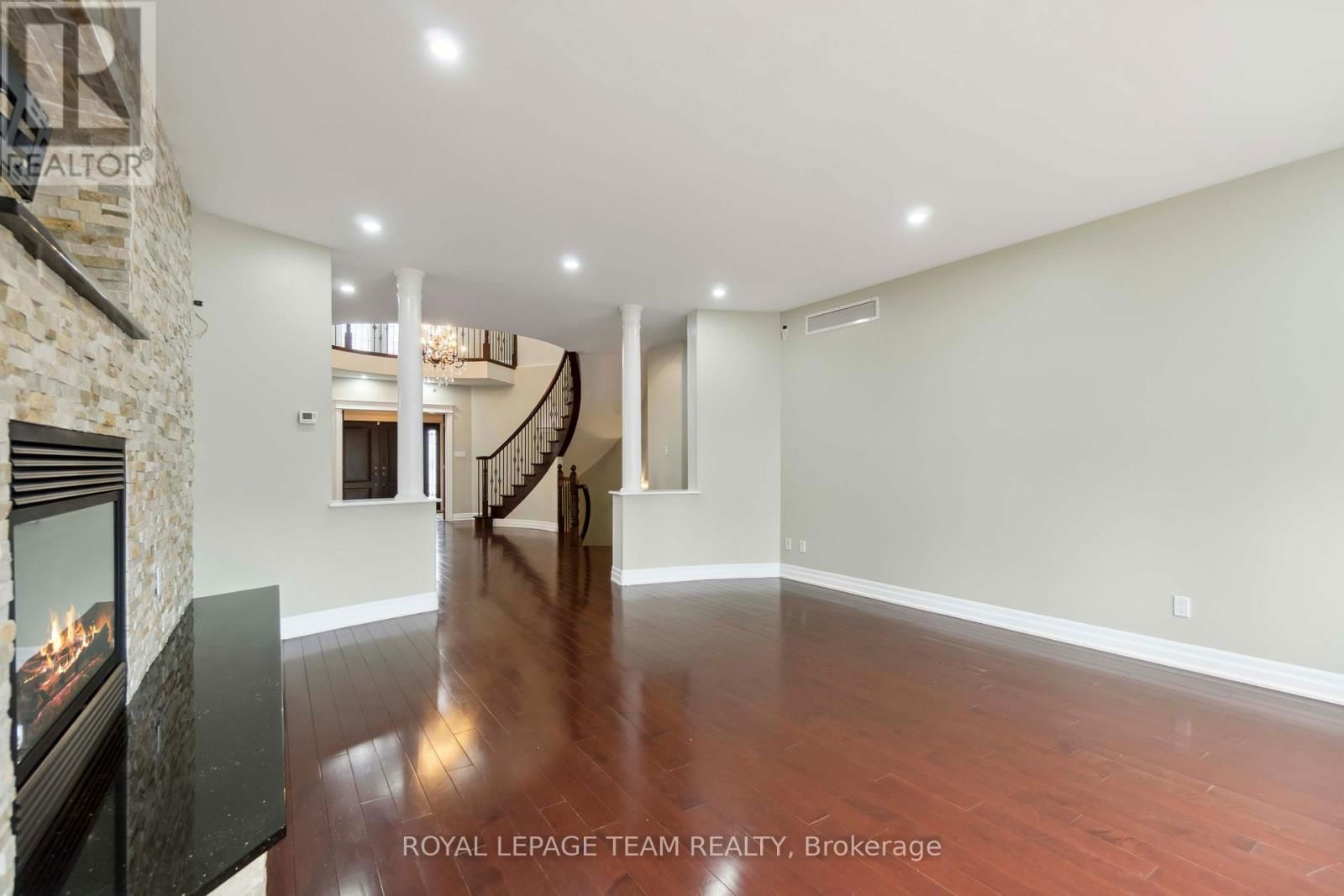 215 STEVENSON CRESCENT Image 7