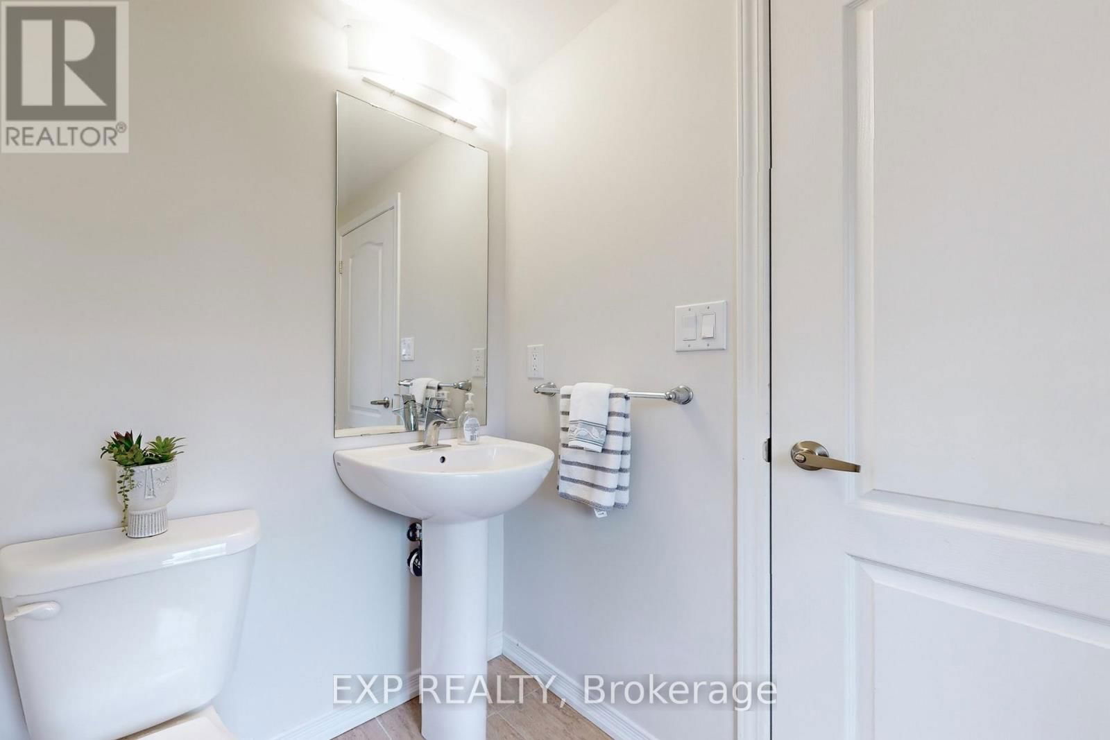 9 ESTHER CRESCENT Image 17