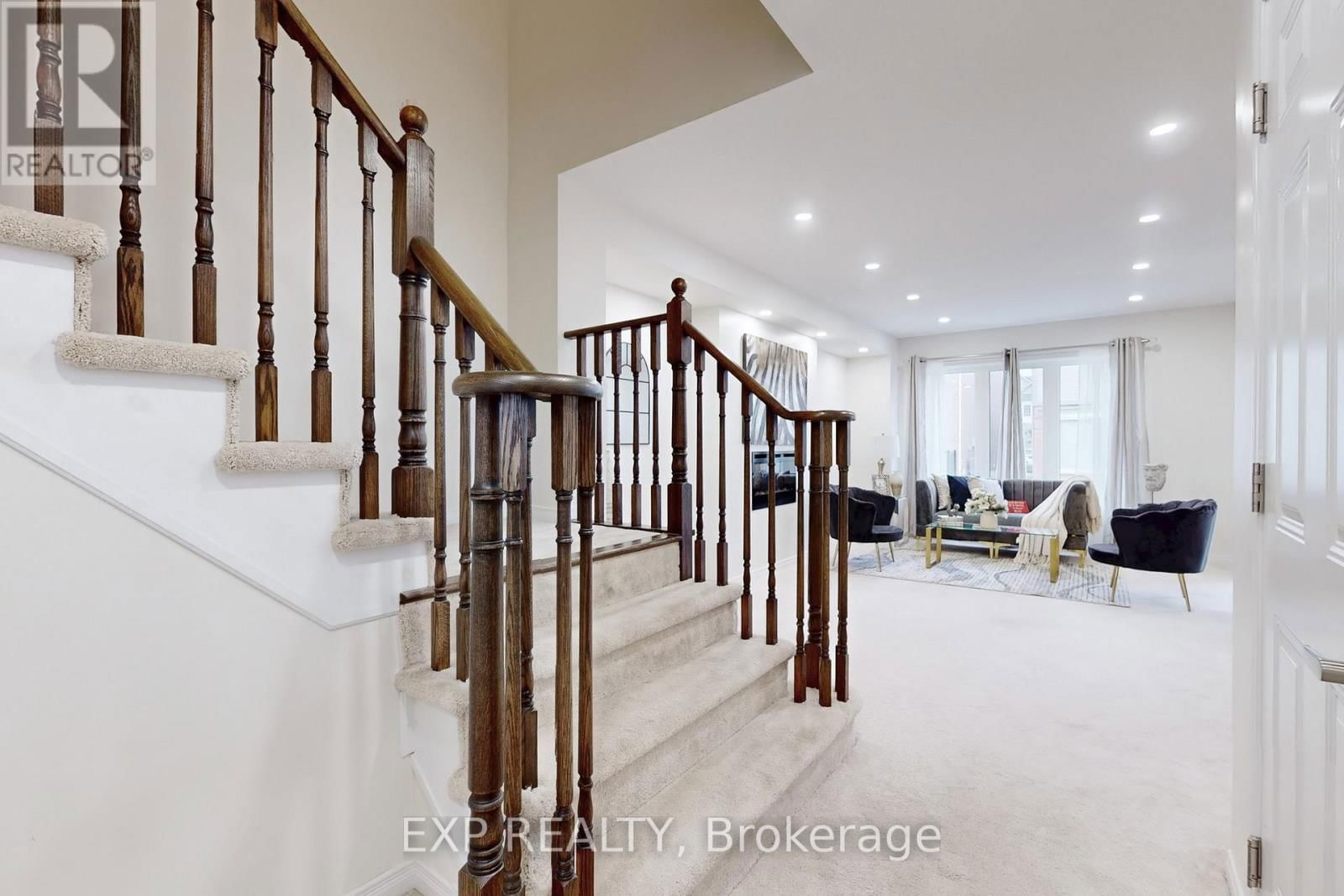 9 ESTHER CRESCENT Image 19