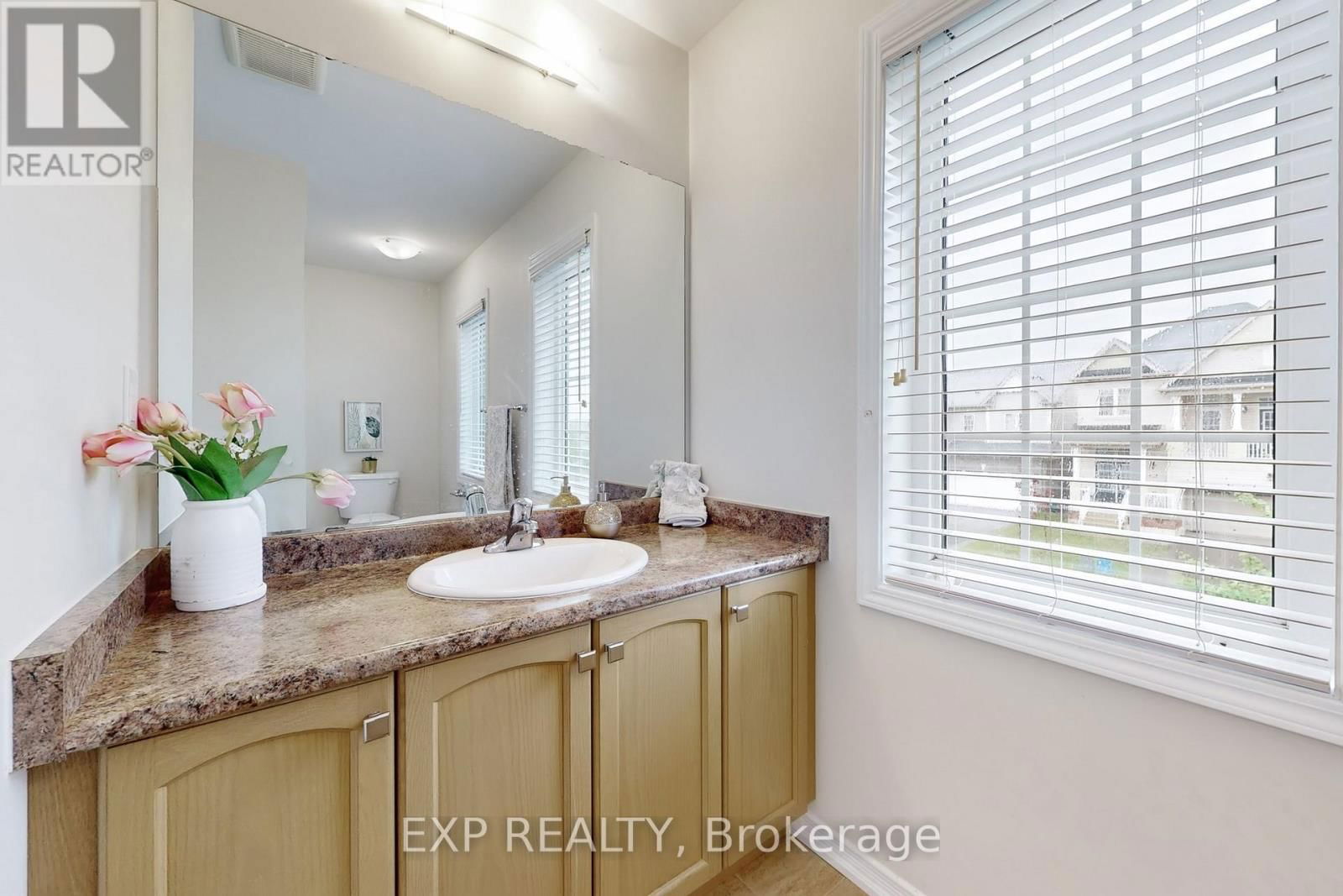 9 ESTHER CRESCENT Image 36