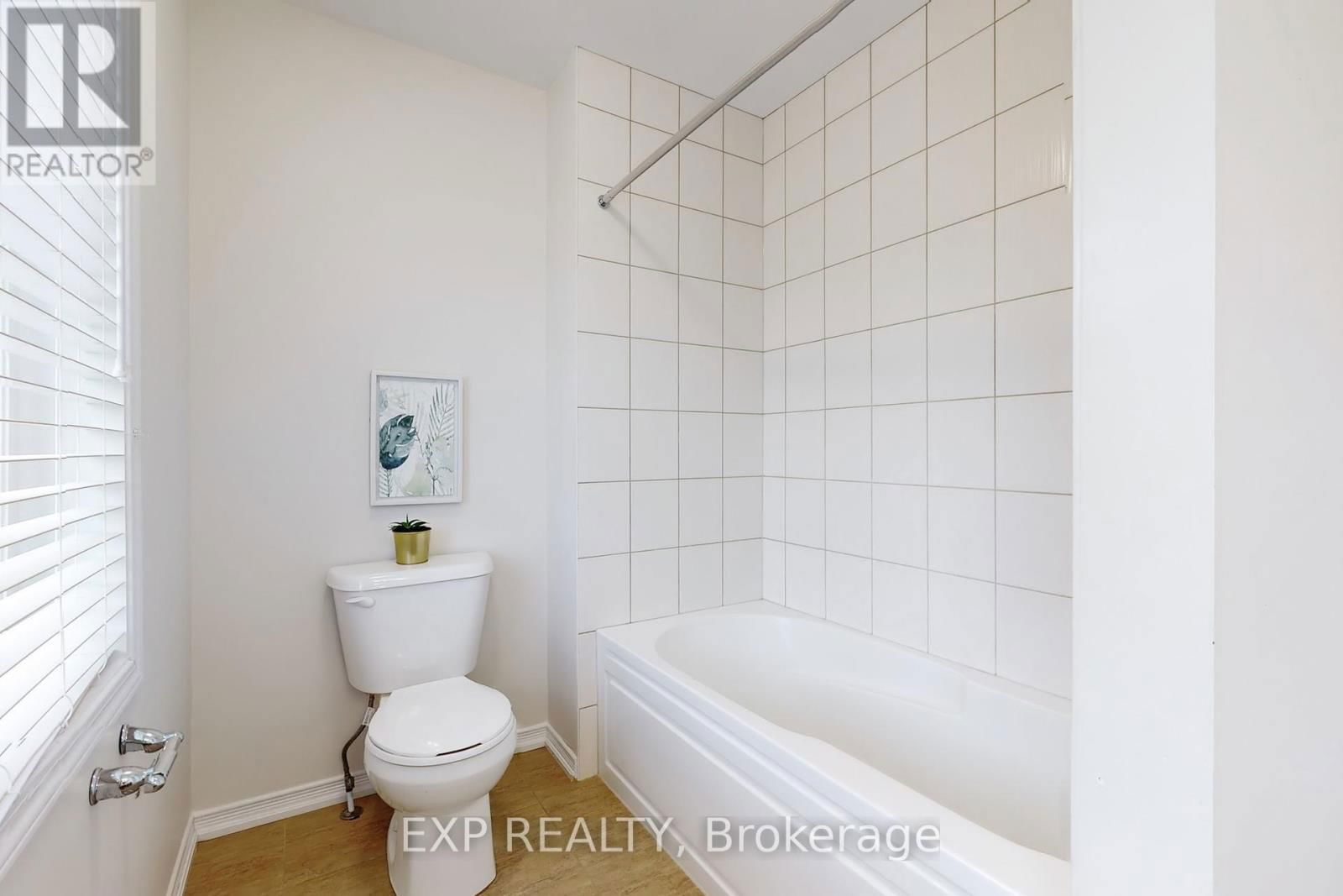 9 ESTHER CRESCENT Image 37