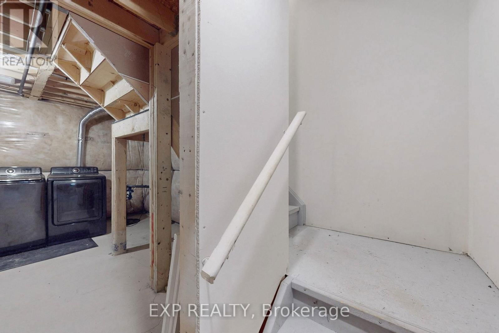 9 ESTHER CRESCENT Image 41