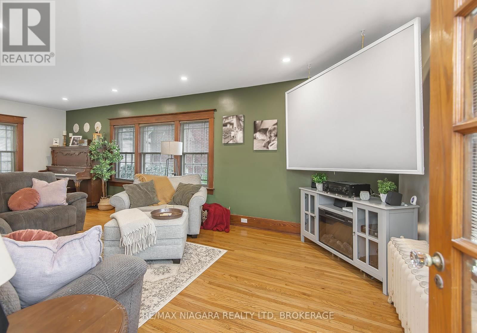 257 SUGARLOAF STREET Image 19
