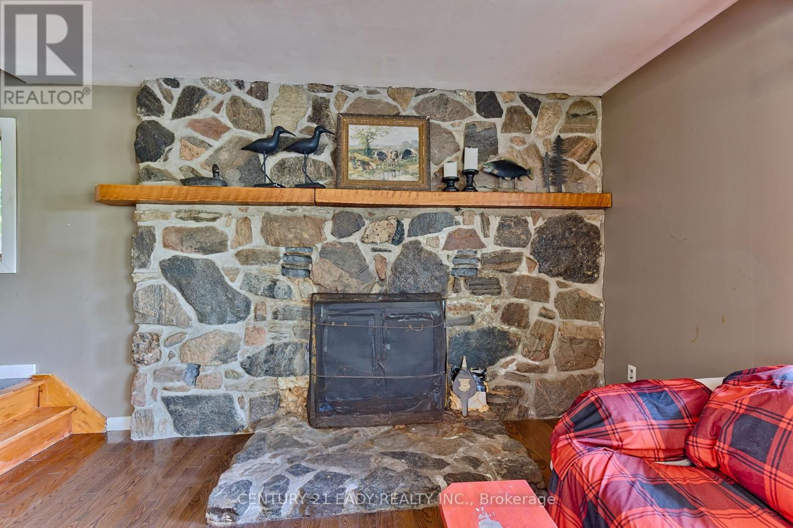1044 BEACHS LANE Image 34