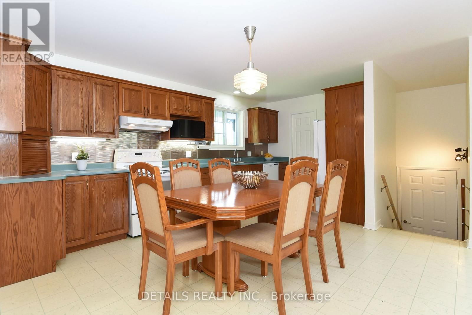 887 MACPHERSON ROAD Image 15