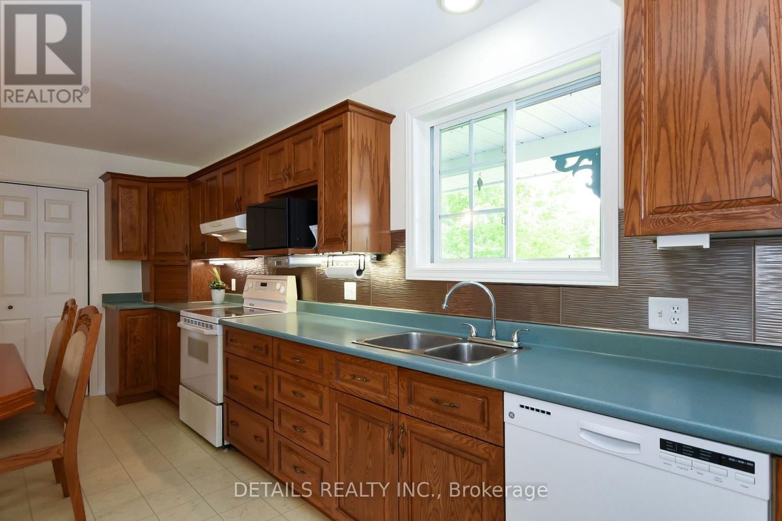 887 MACPHERSON ROAD Image 17