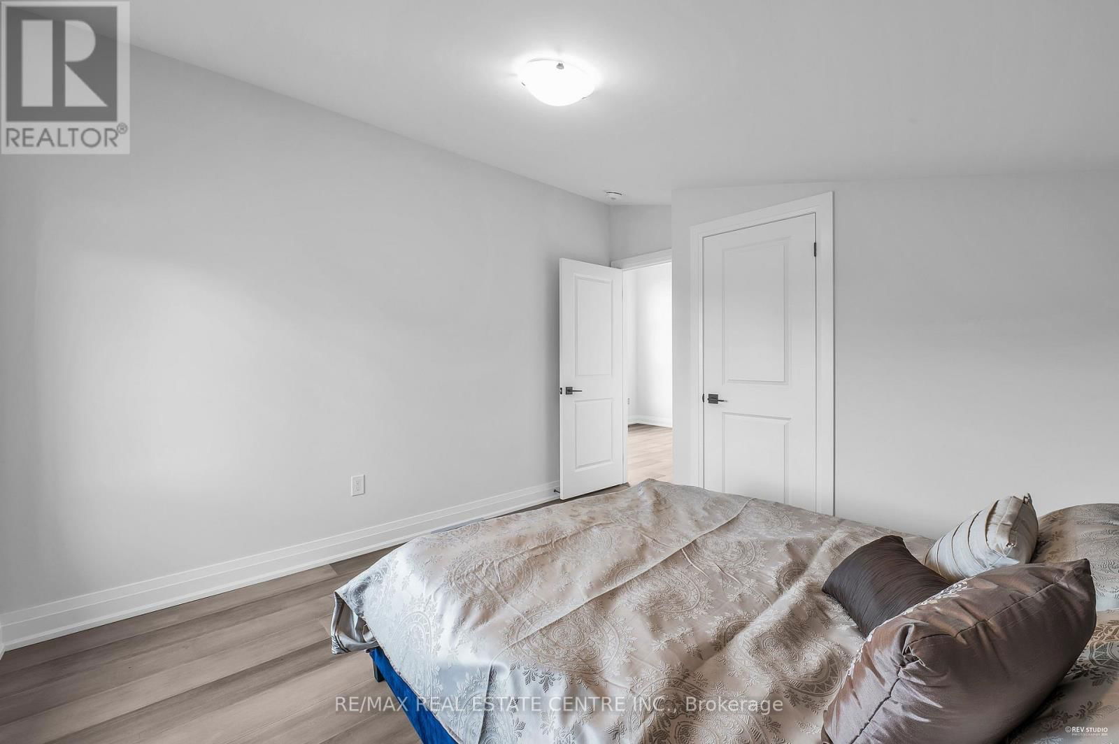 119 SLADDEN COURT Image 38