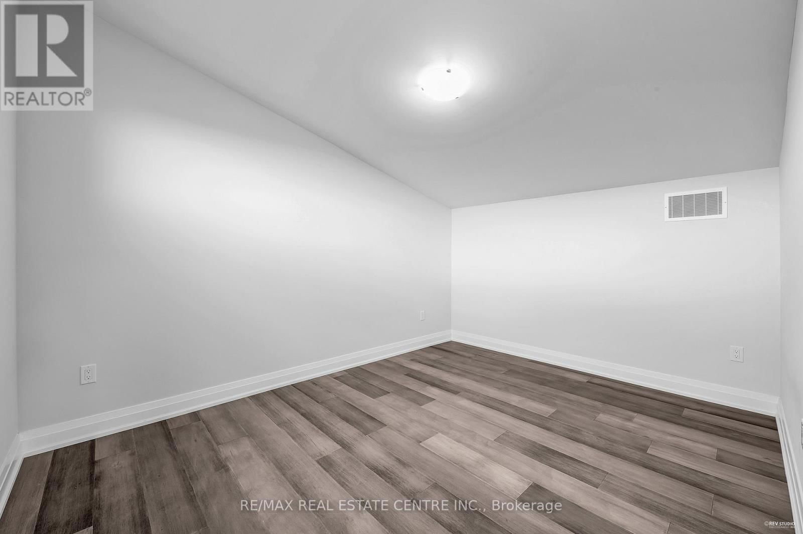 119 SLADDEN COURT Image 40