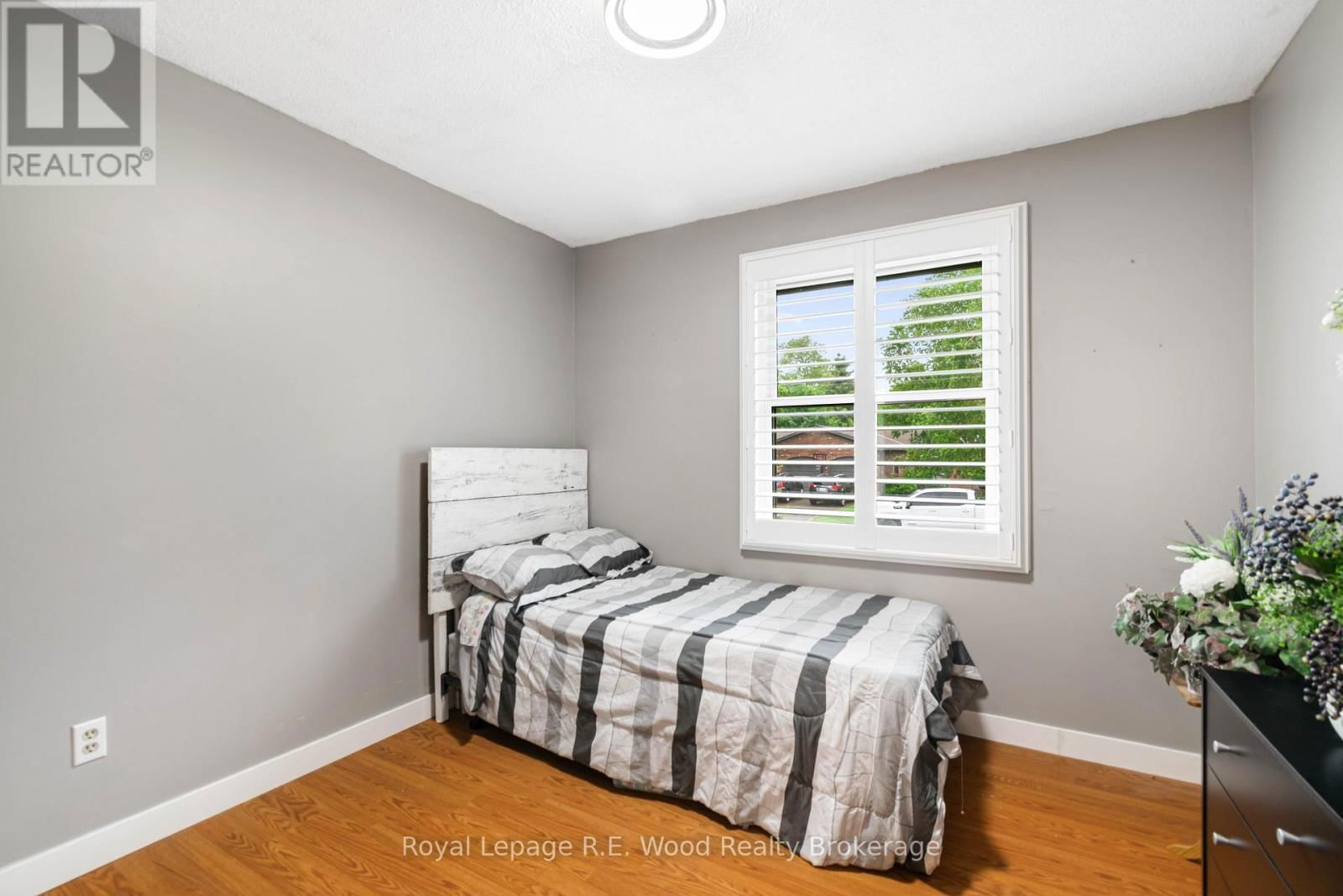 32 DEVON COURT Image 12