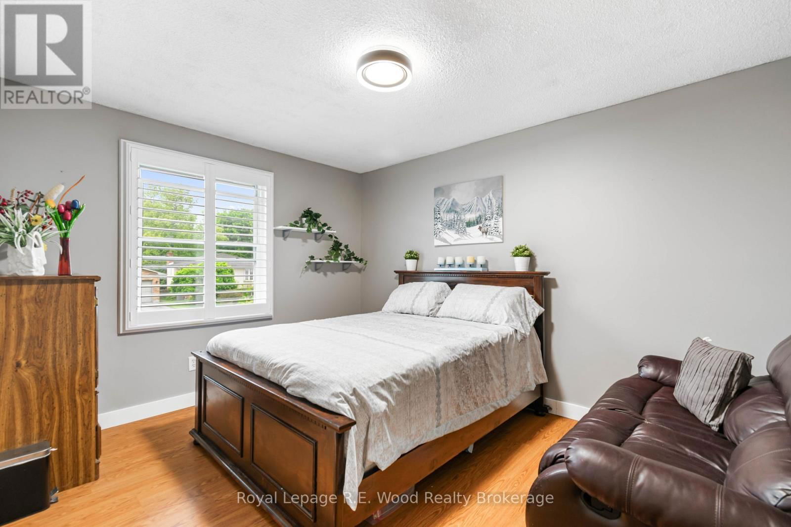 32 DEVON COURT Image 13