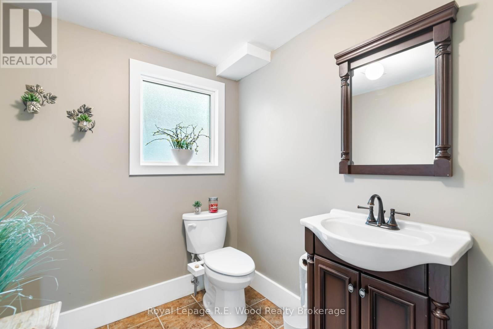 32 DEVON COURT Image 18