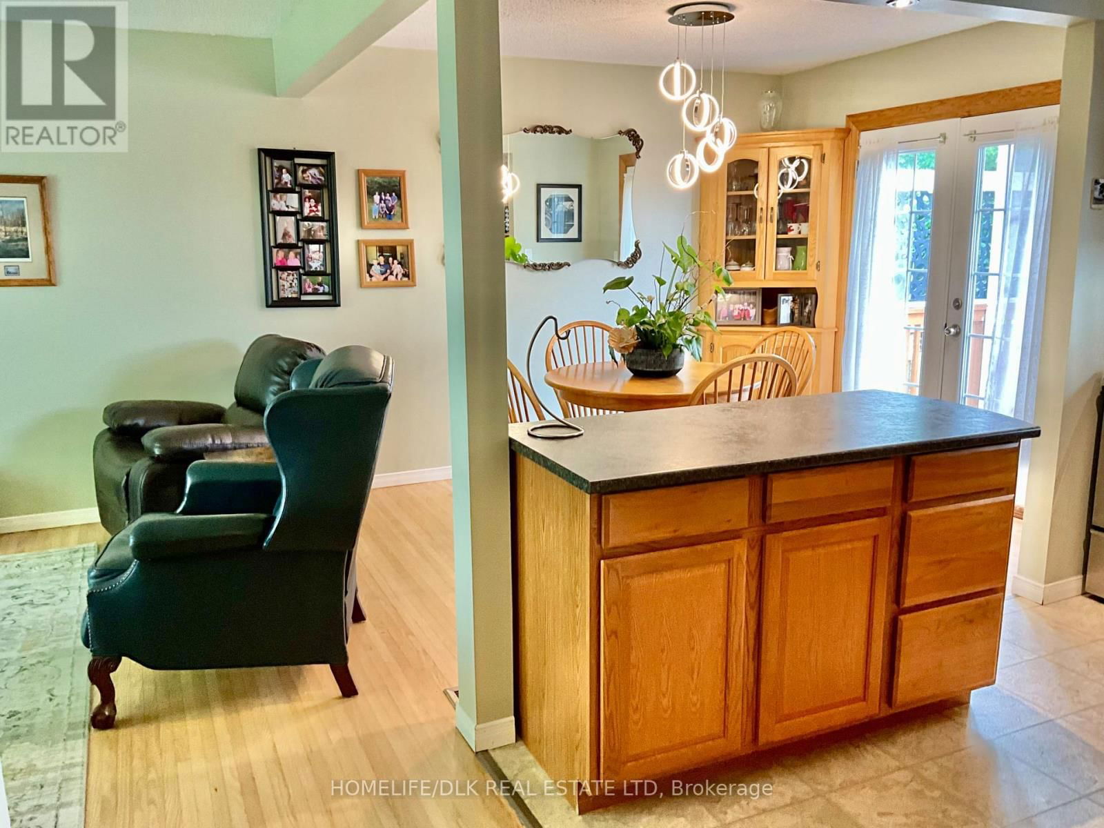 1327 BORDEN CRESCENT Image 16