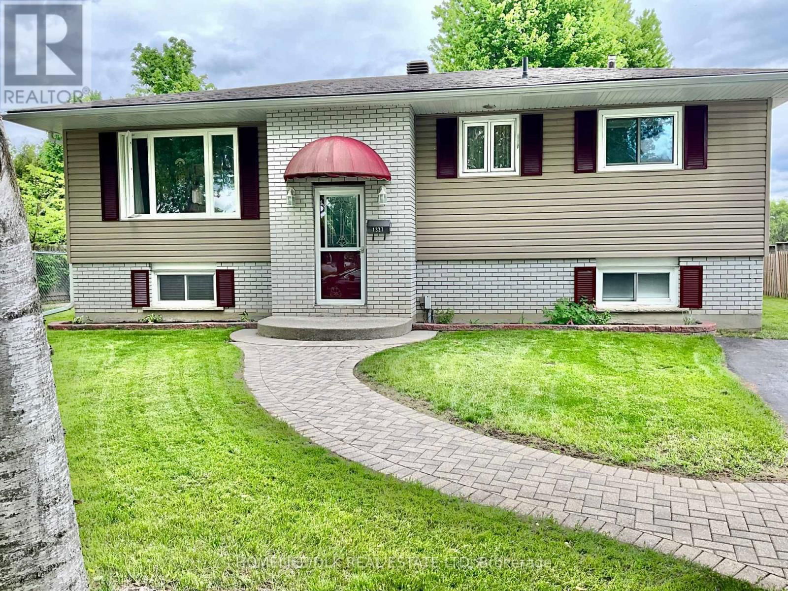 1327 BORDEN CRESCENT Image 2