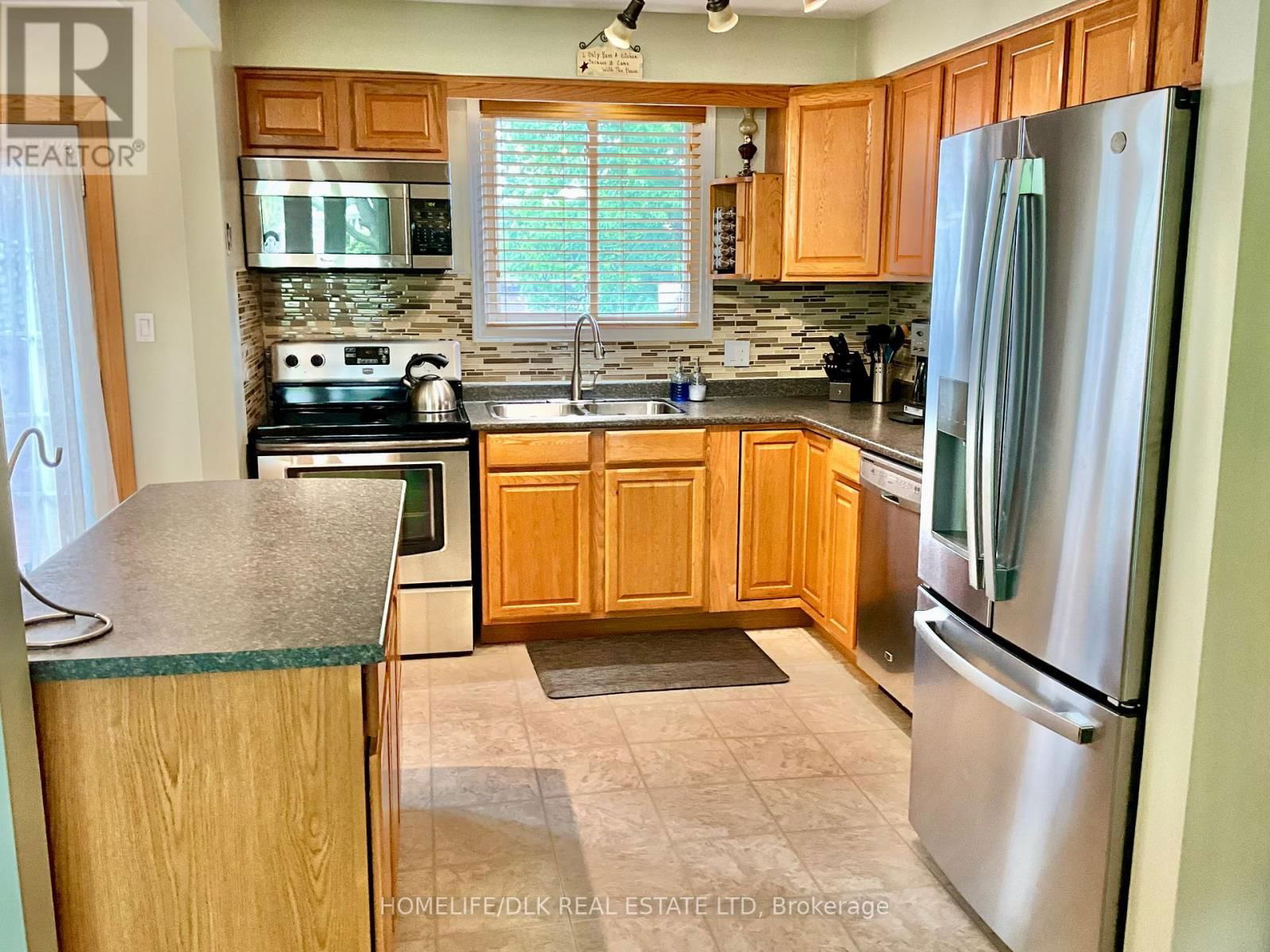 1327 BORDEN CRESCENT Image 22