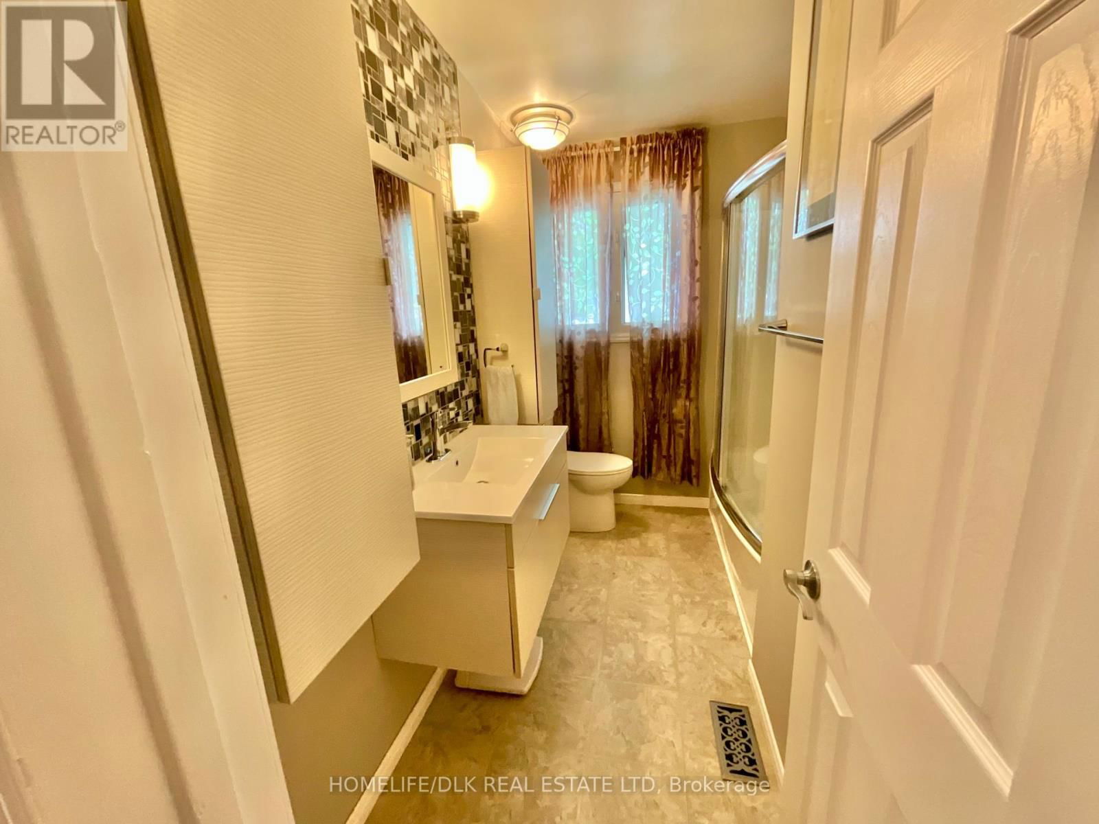 1327 BORDEN CRESCENT Image 30
