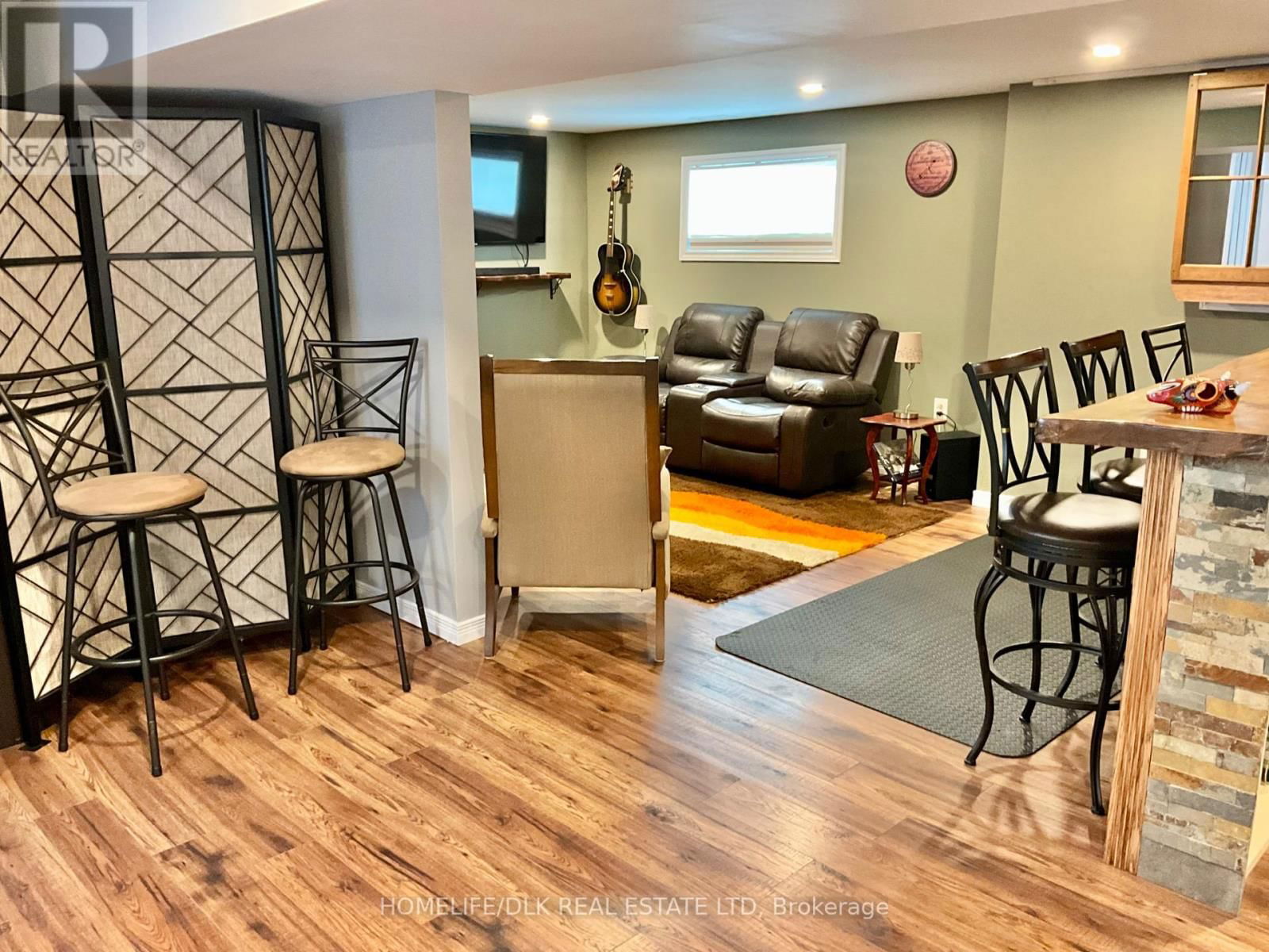 1327 BORDEN CRESCENT Image 31