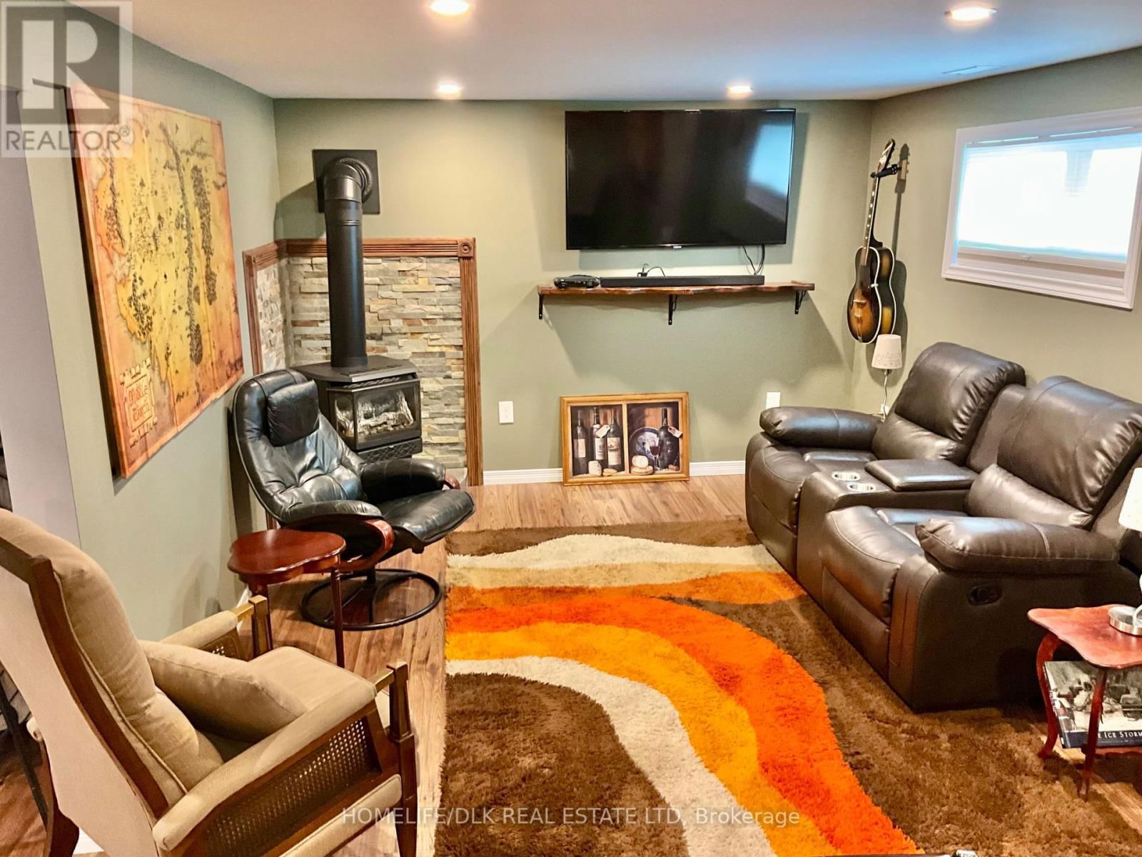 1327 BORDEN CRESCENT Image 32