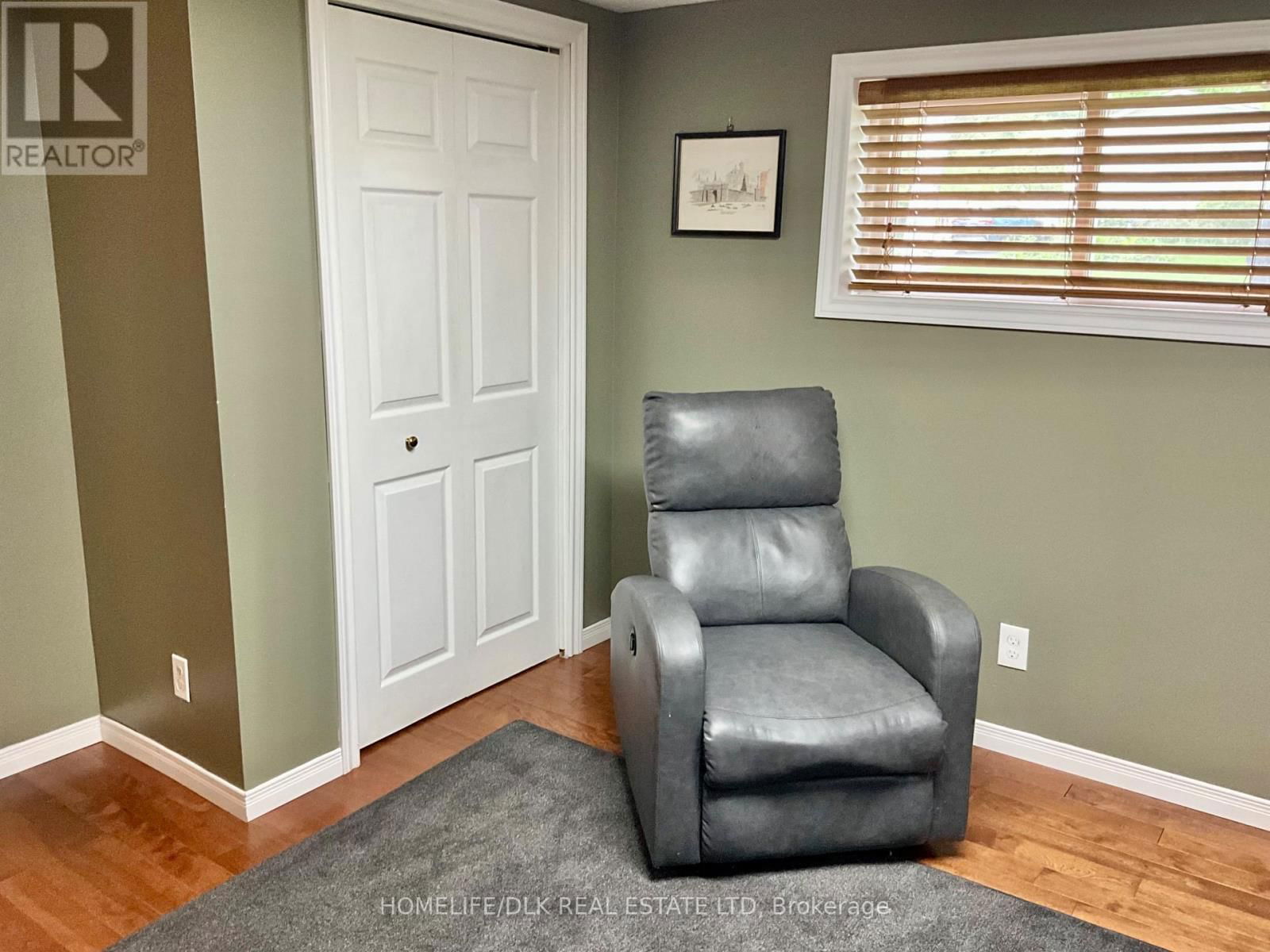 1327 BORDEN CRESCENT Image 37