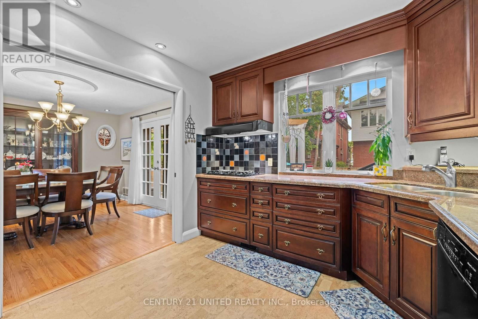 516 HUNTER STREET WEST Image 10