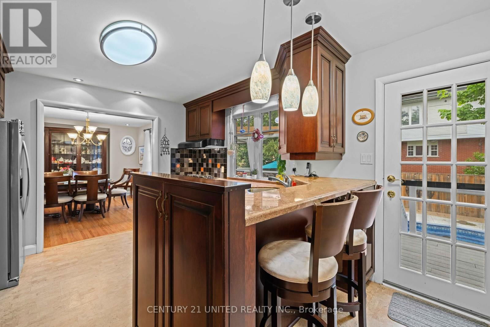 516 HUNTER STREET WEST Image 11