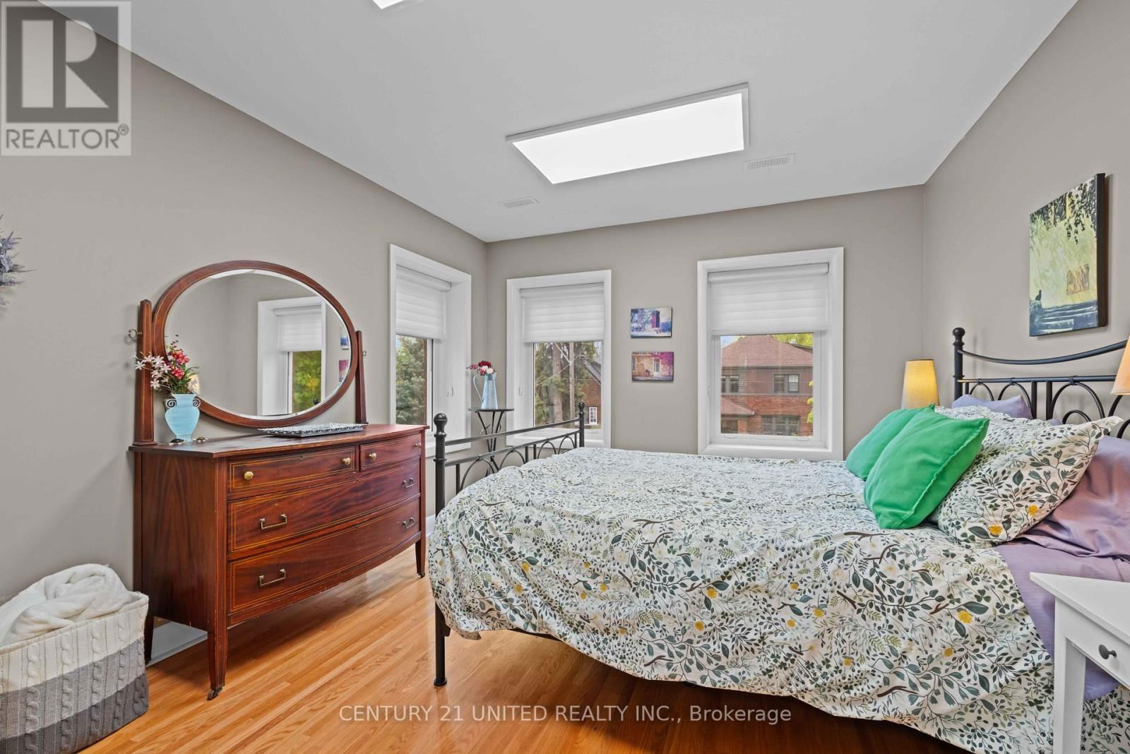 516 HUNTER STREET WEST Image 15