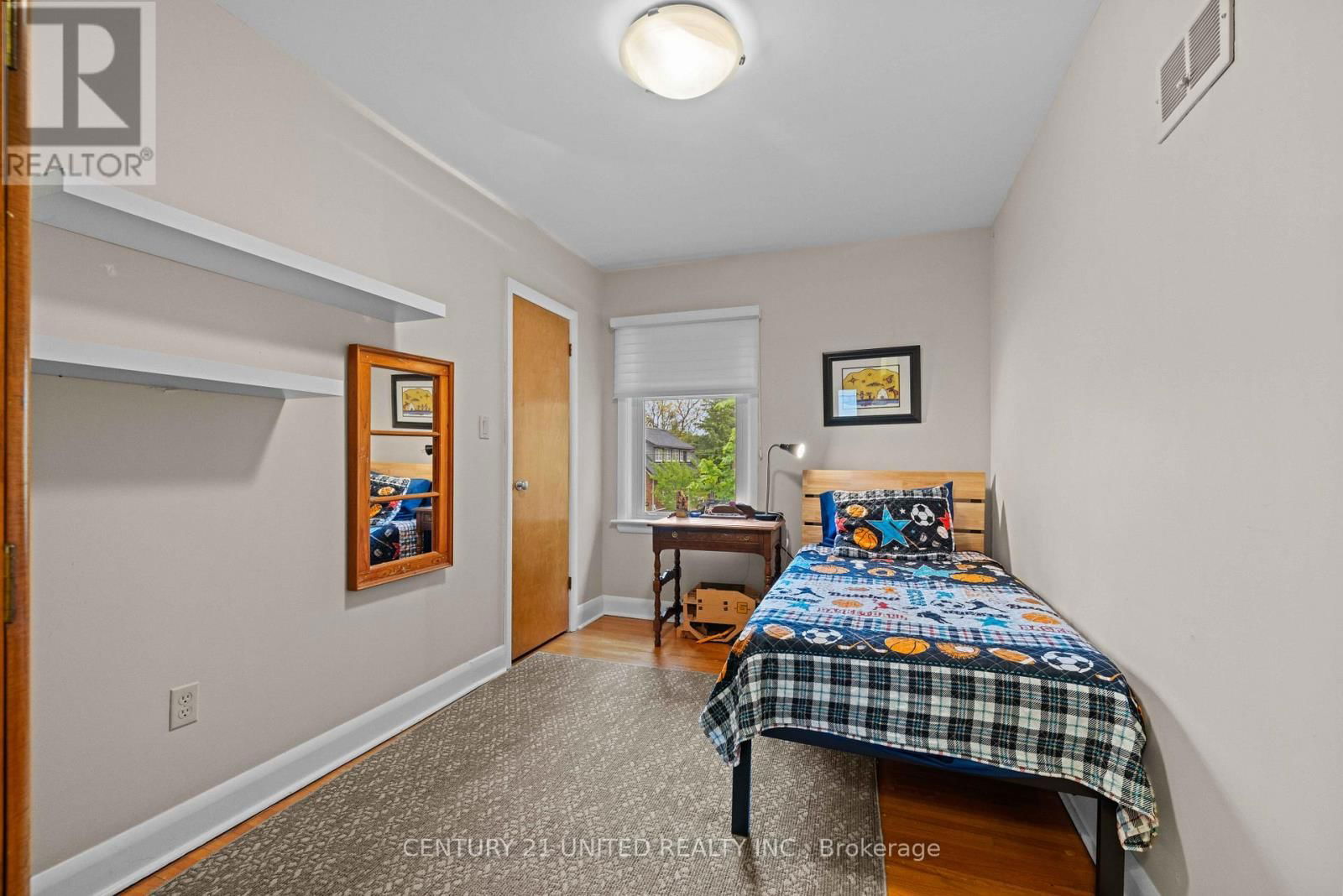 516 HUNTER STREET WEST Image 19