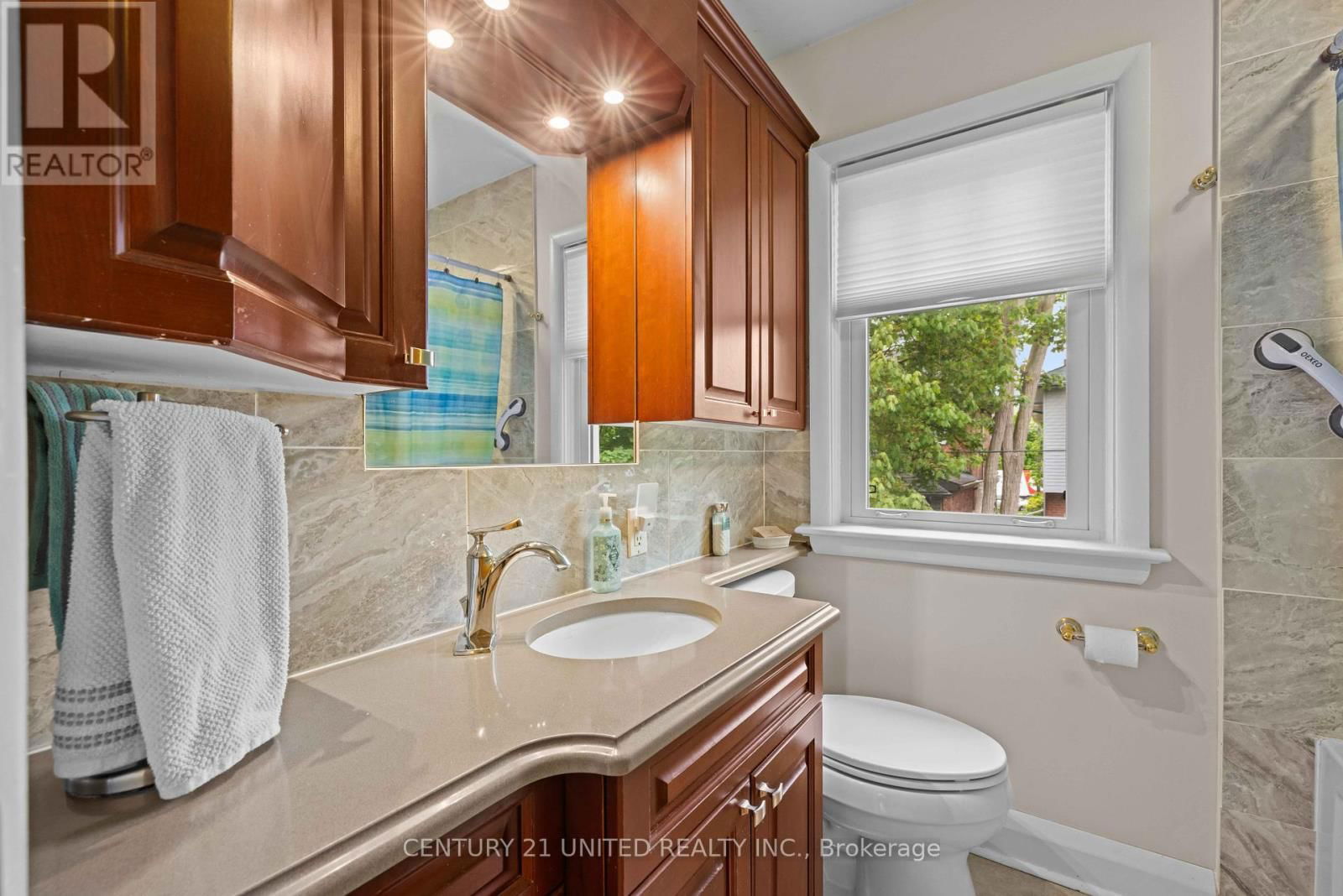 516 HUNTER STREET WEST Image 23