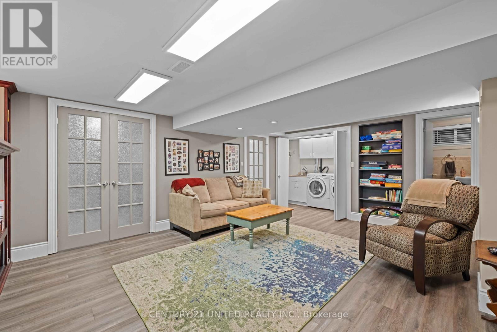 516 HUNTER STREET WEST Image 24