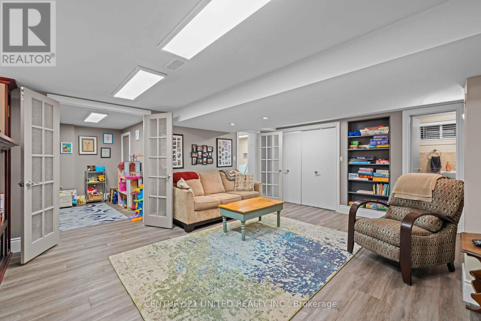 516 HUNTER STREET WEST Image 25