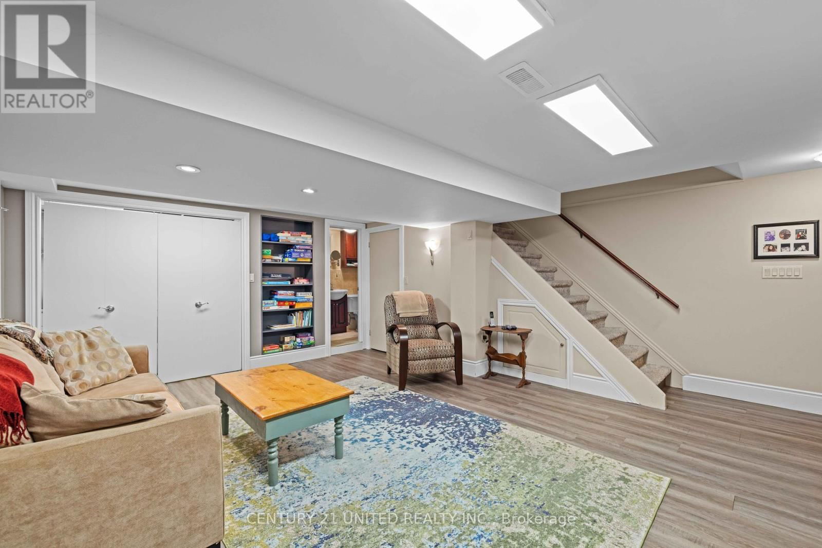 516 HUNTER STREET WEST Image 27
