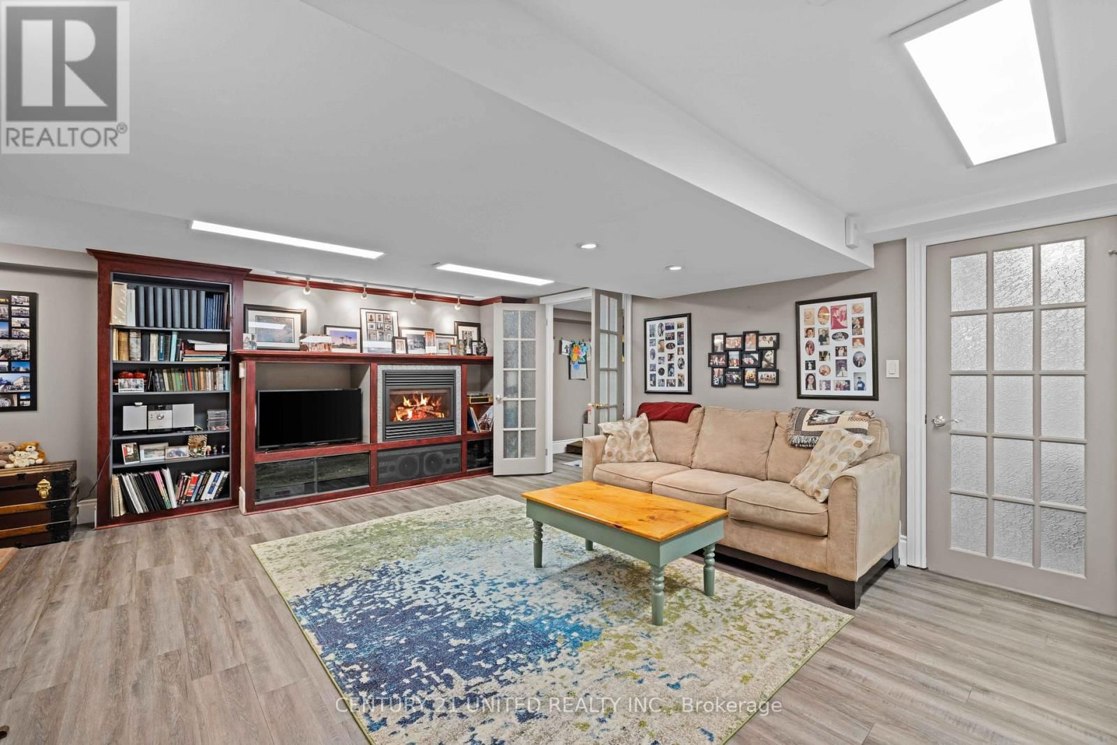516 HUNTER STREET WEST Image 31