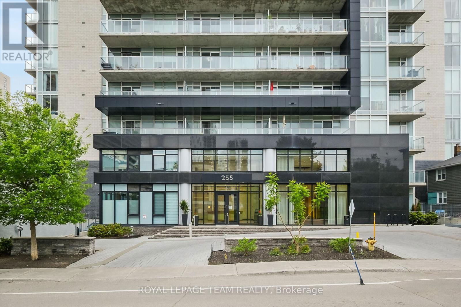 909 - 255 BAY STREET Image 1
