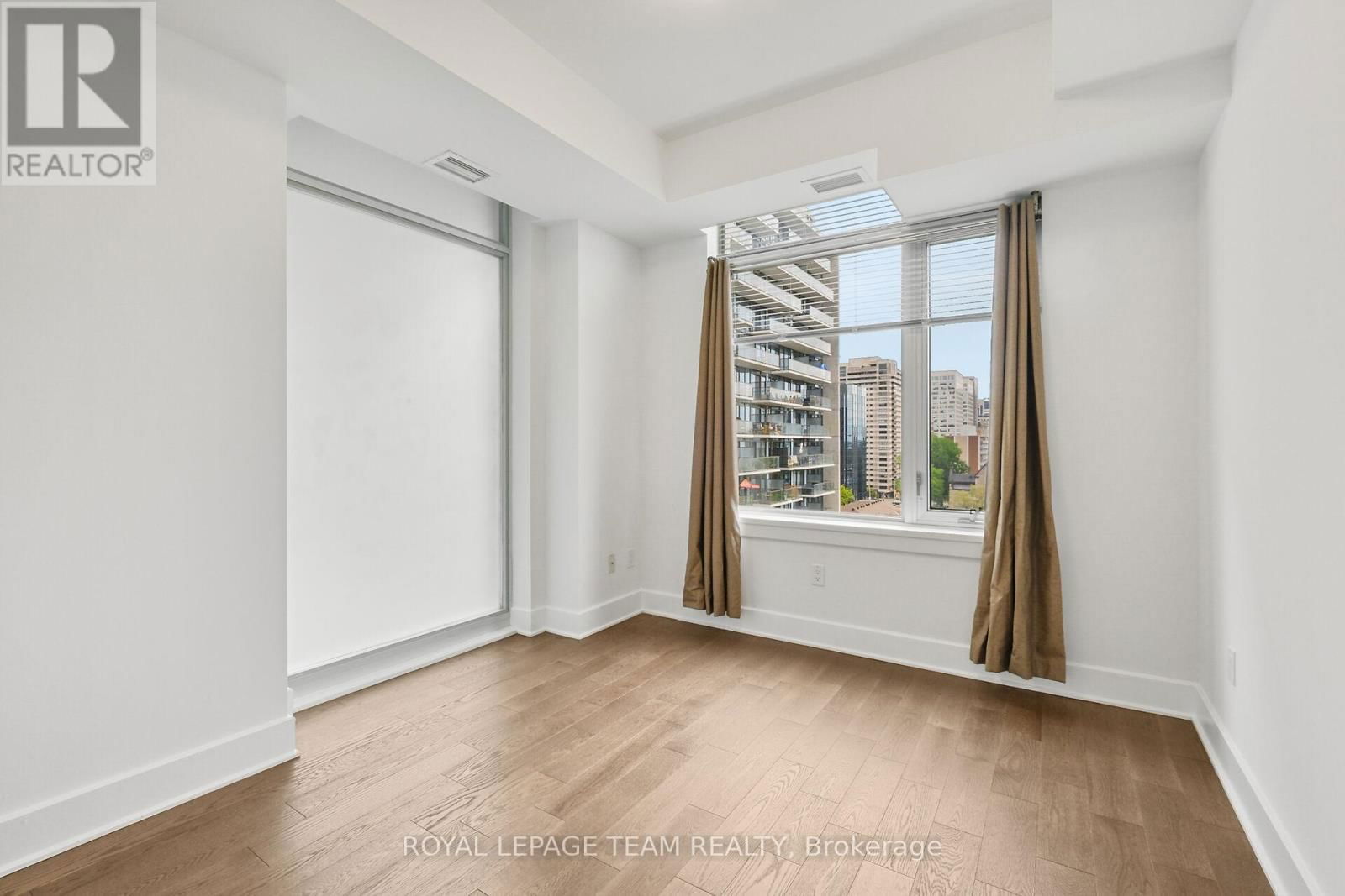 909 - 255 BAY STREET Image 31