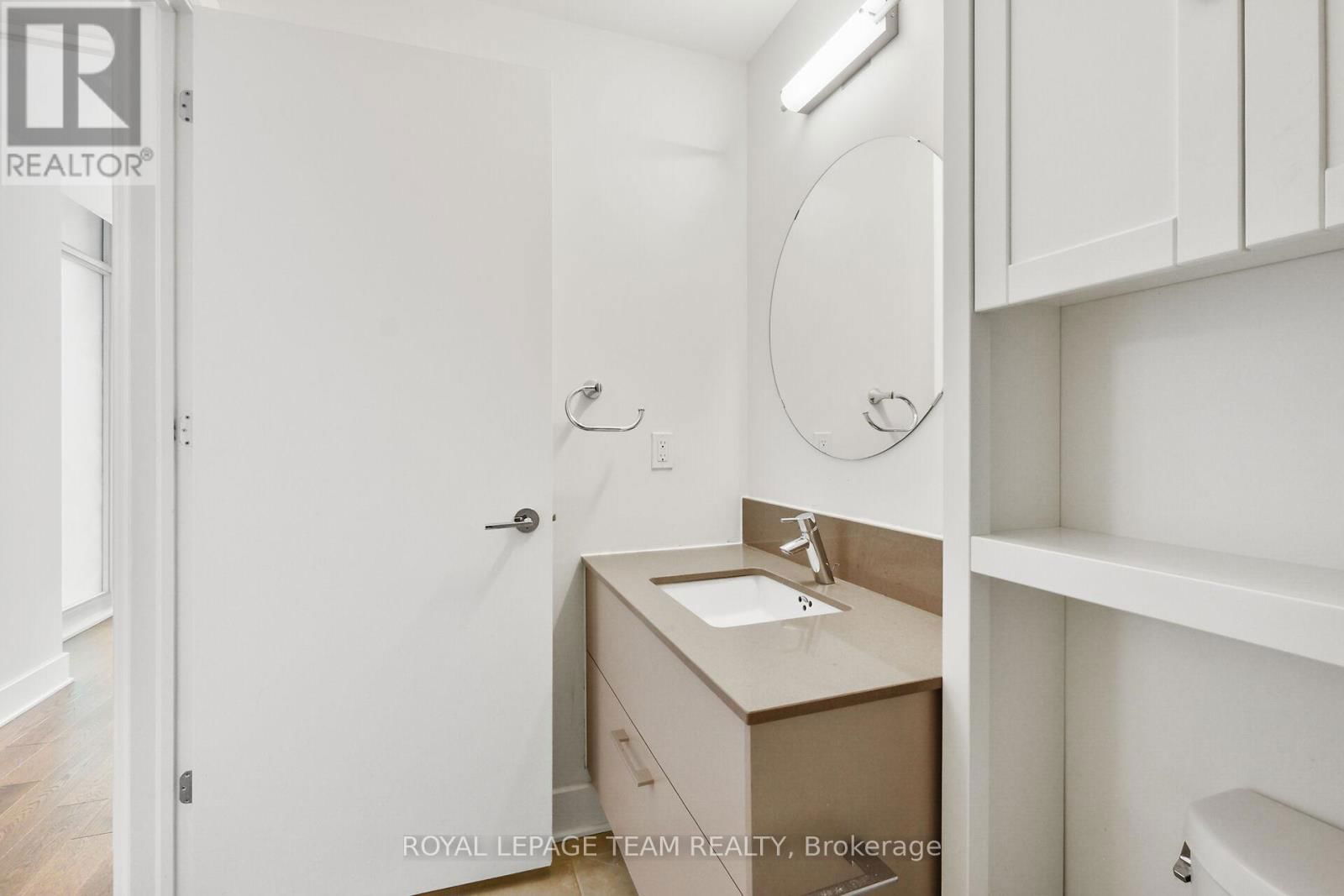 909 - 255 BAY STREET Image 33