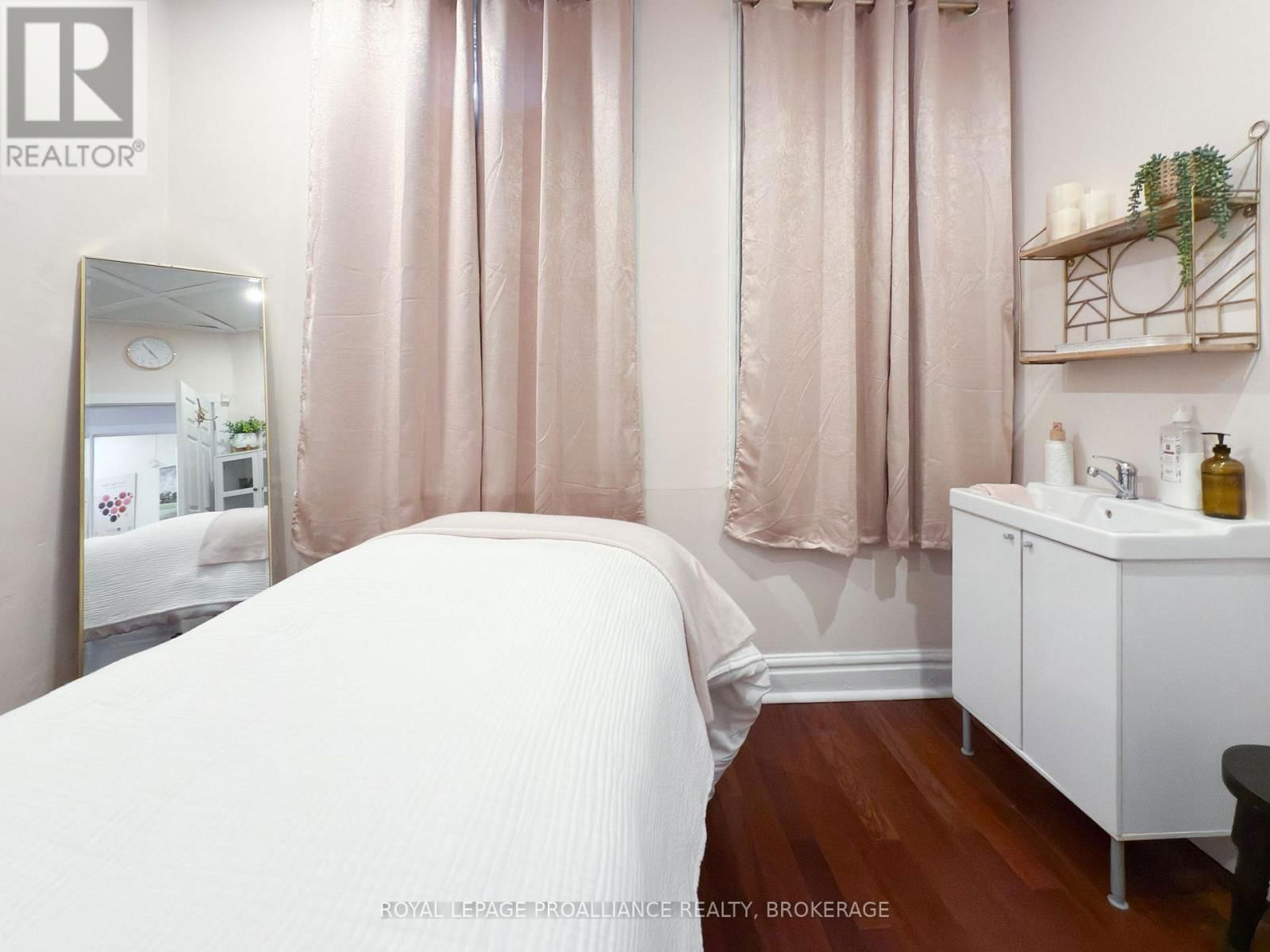 48 DUNDAS STREET EAST Image 24